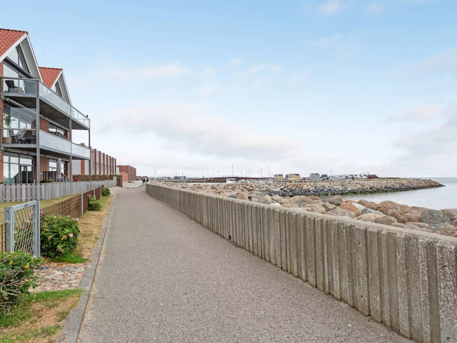 "Femme" - 15m from the sea-Buiten