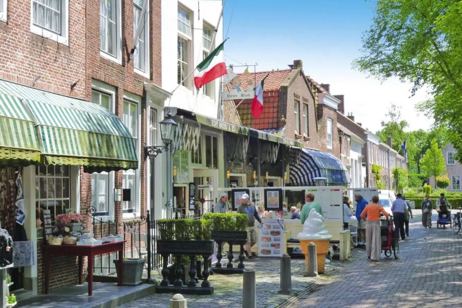 Rijtjeshuis, Veere-Buitenkant zomer