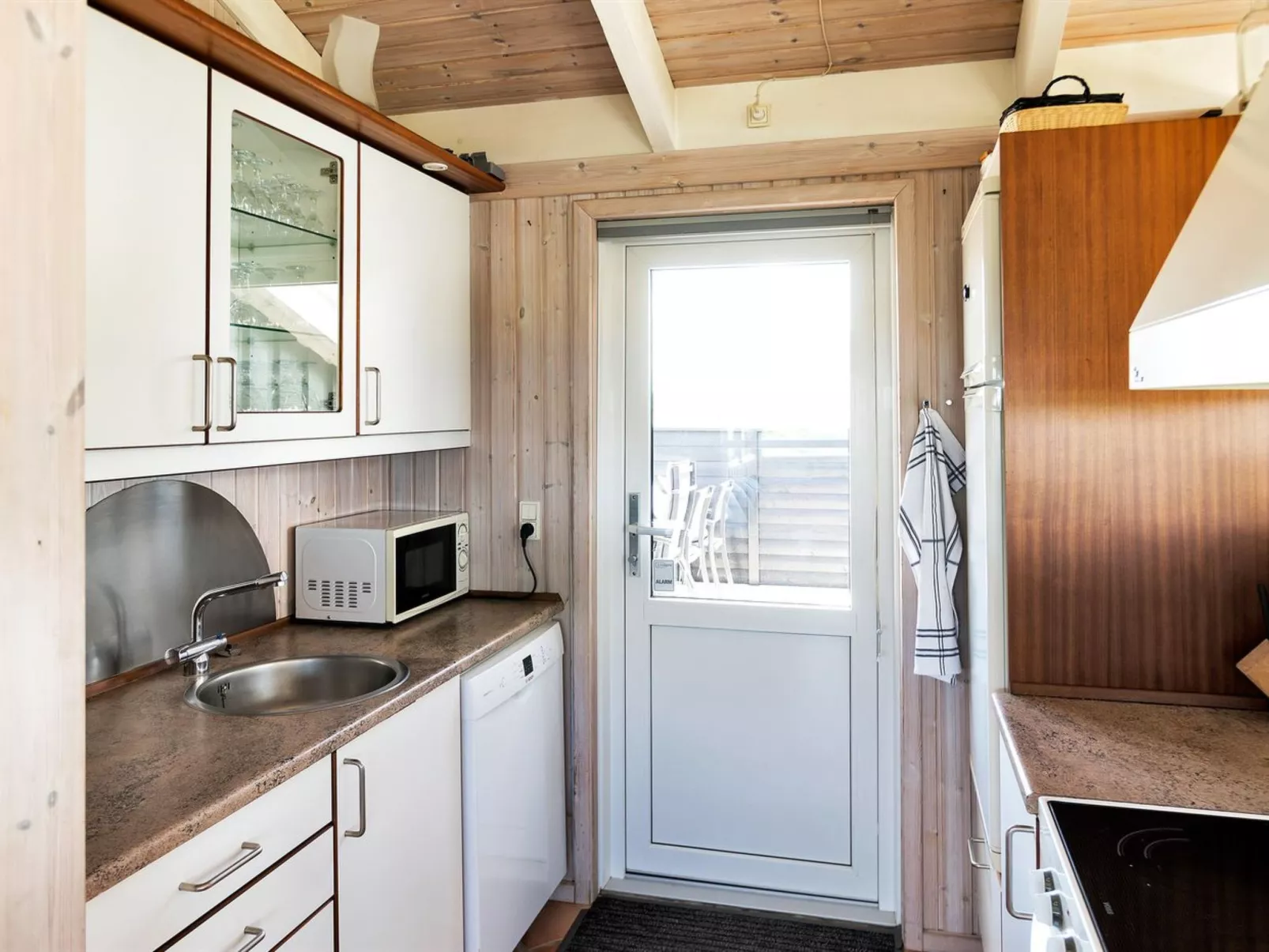 "Elvie" - 200m from the sea-Binnen