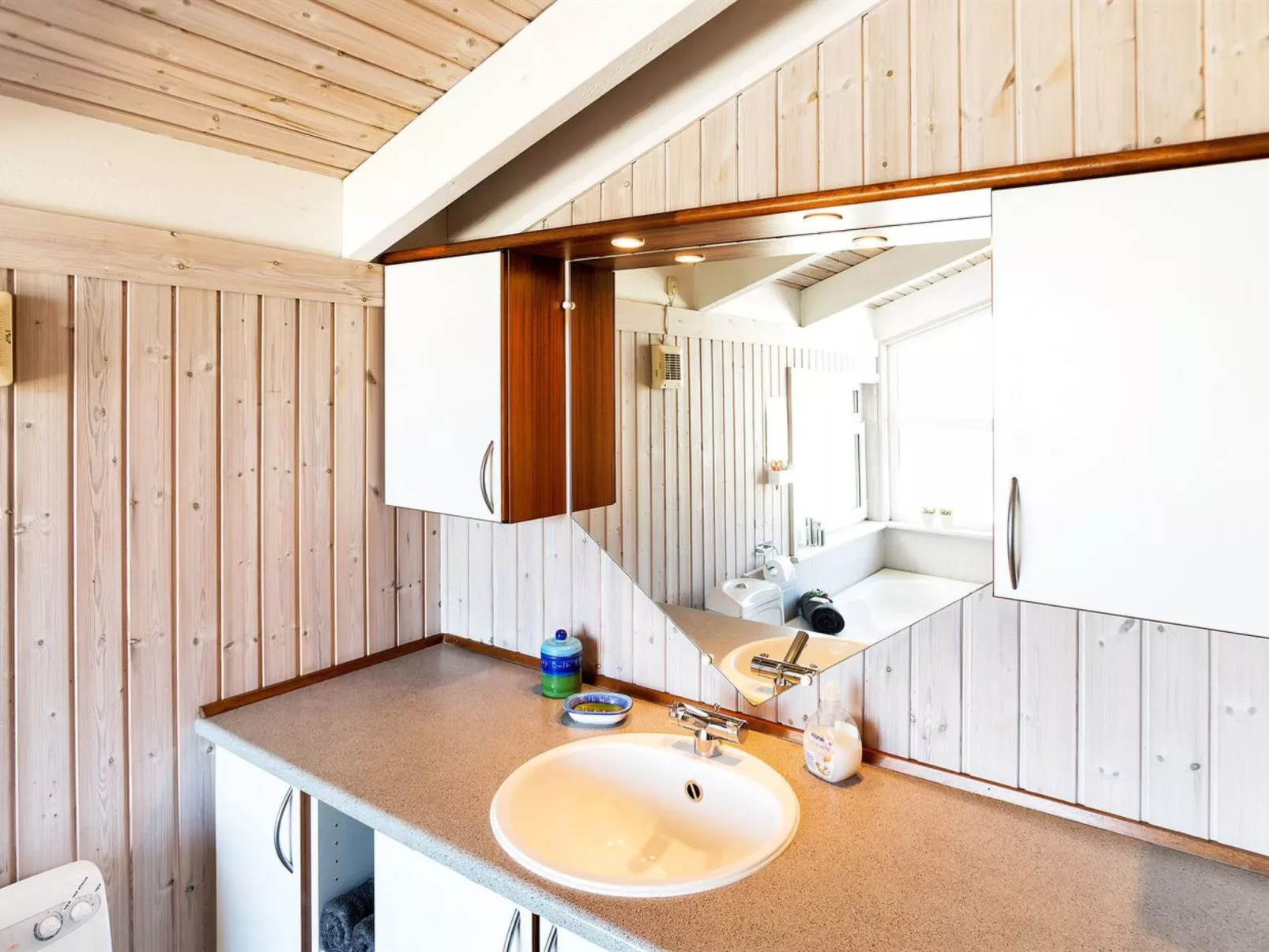 "Elvie" - 200m from the sea-Binnen