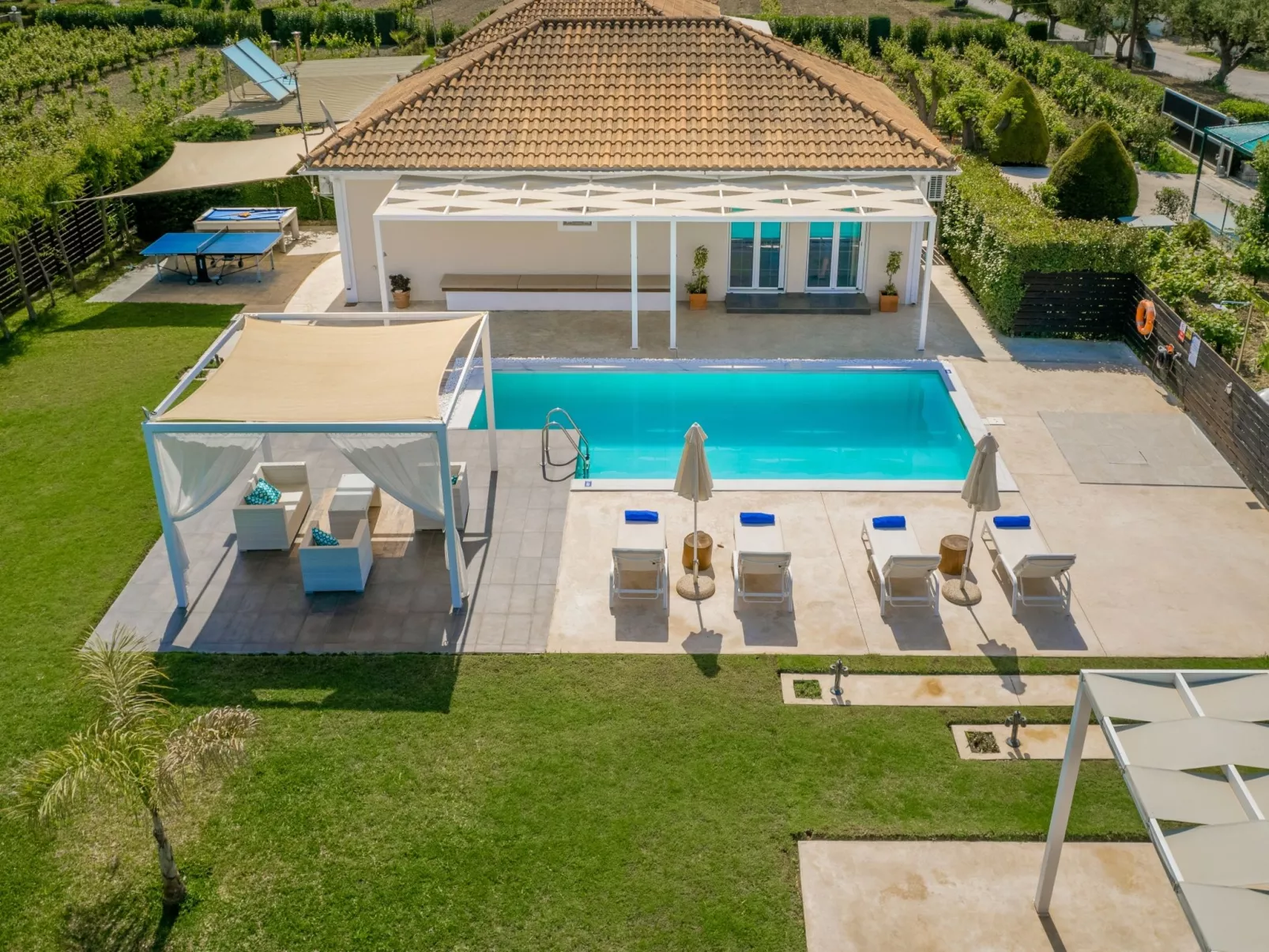 Madini Luxury Villa-Buiten