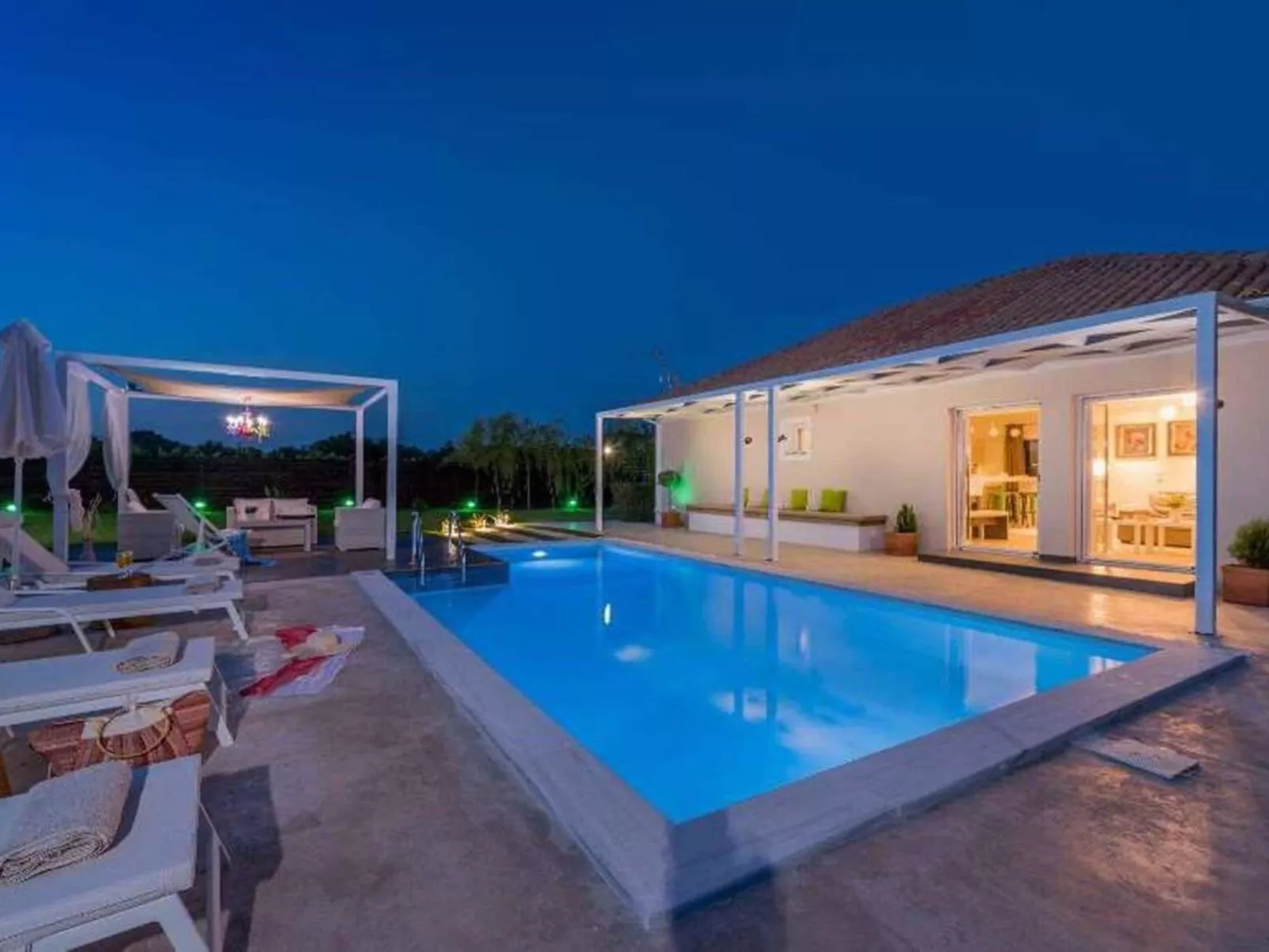 Madini Luxury Villa-Buiten