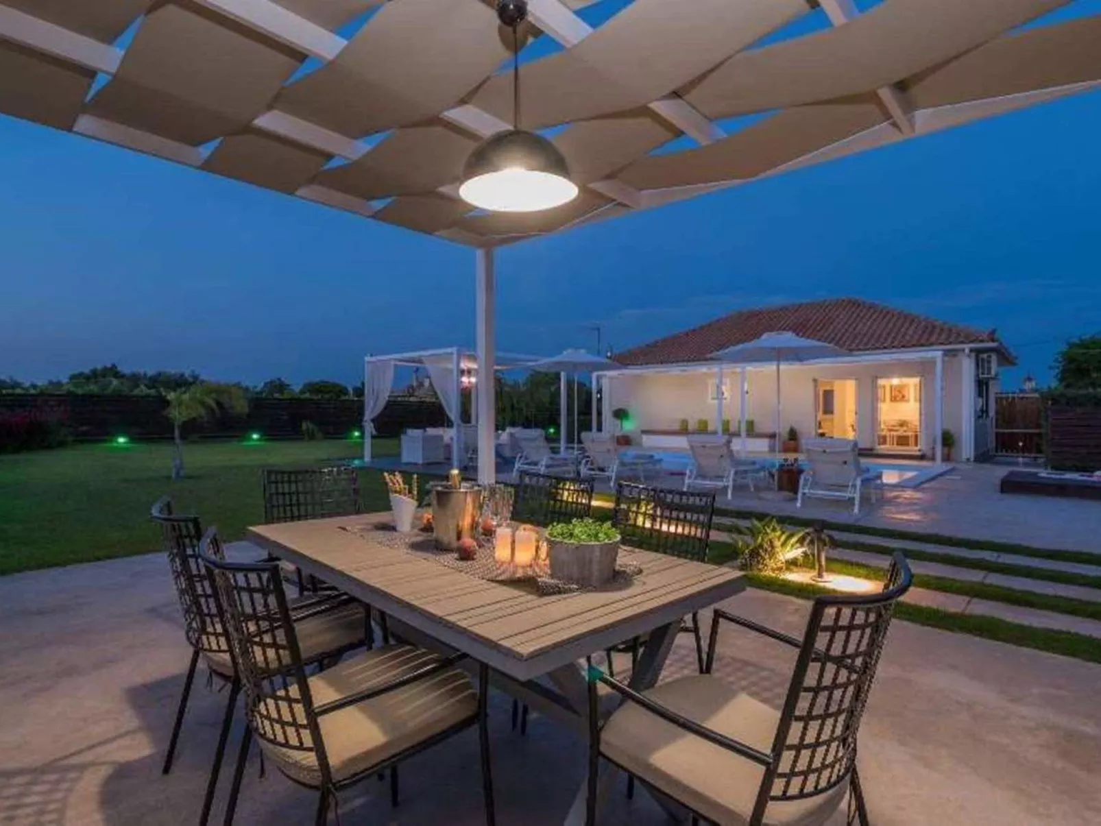 Madini Luxury Villa-Buiten