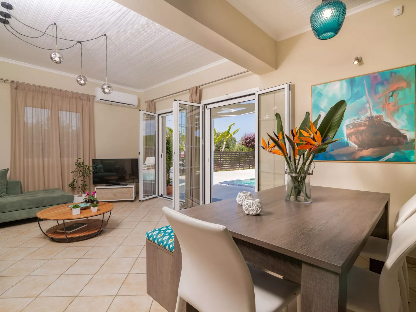 Madini Luxury Villa-Binnen