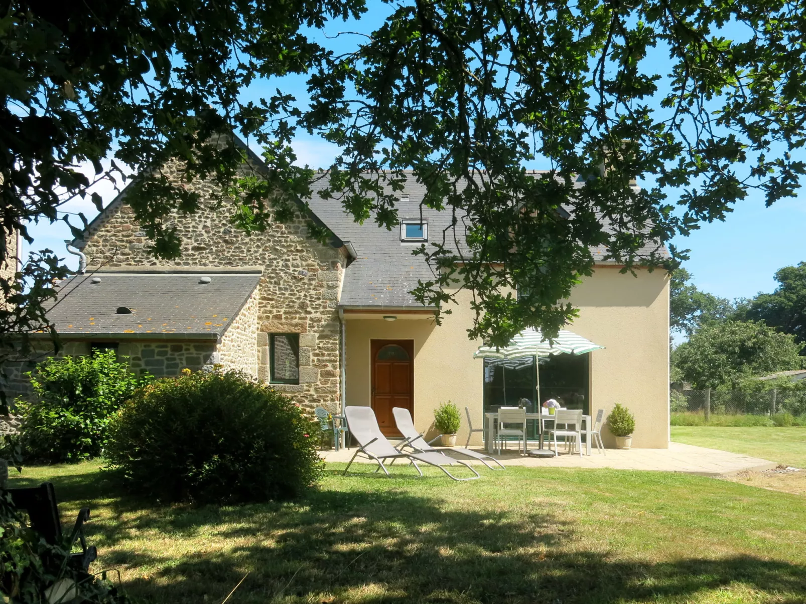 Le Petit Maître-Buiten