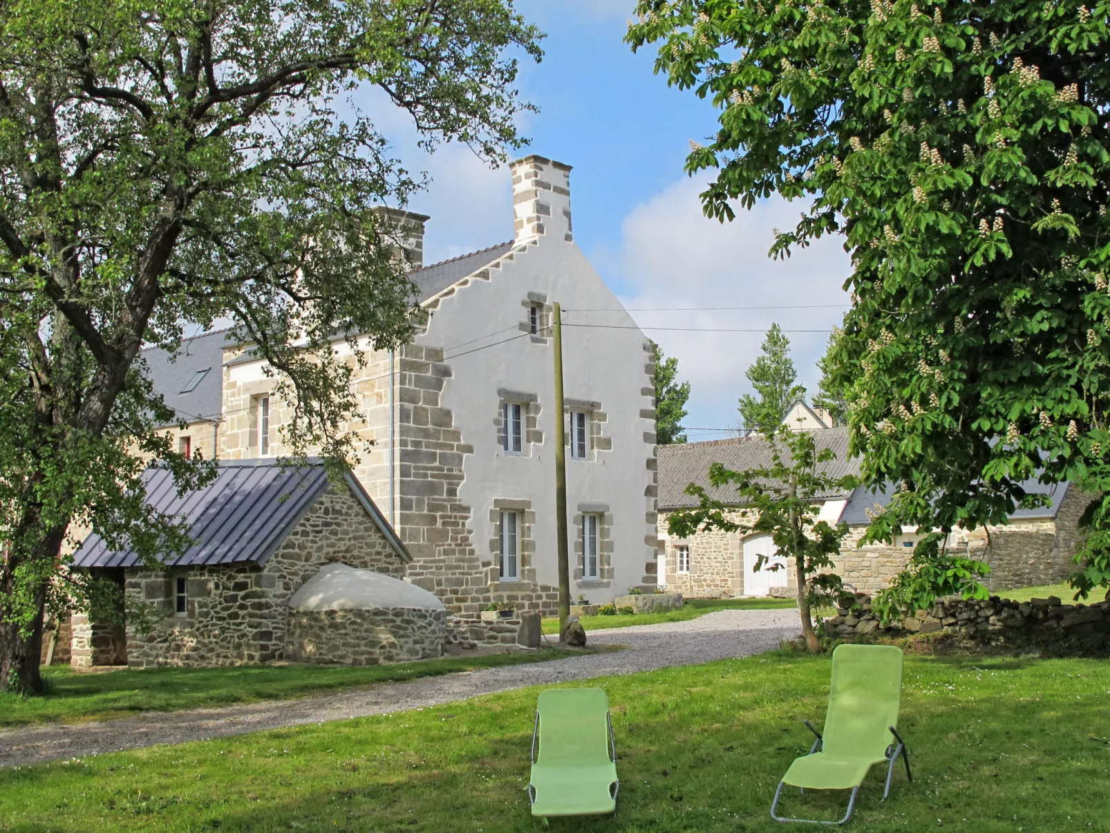 Le Manoir-Buiten