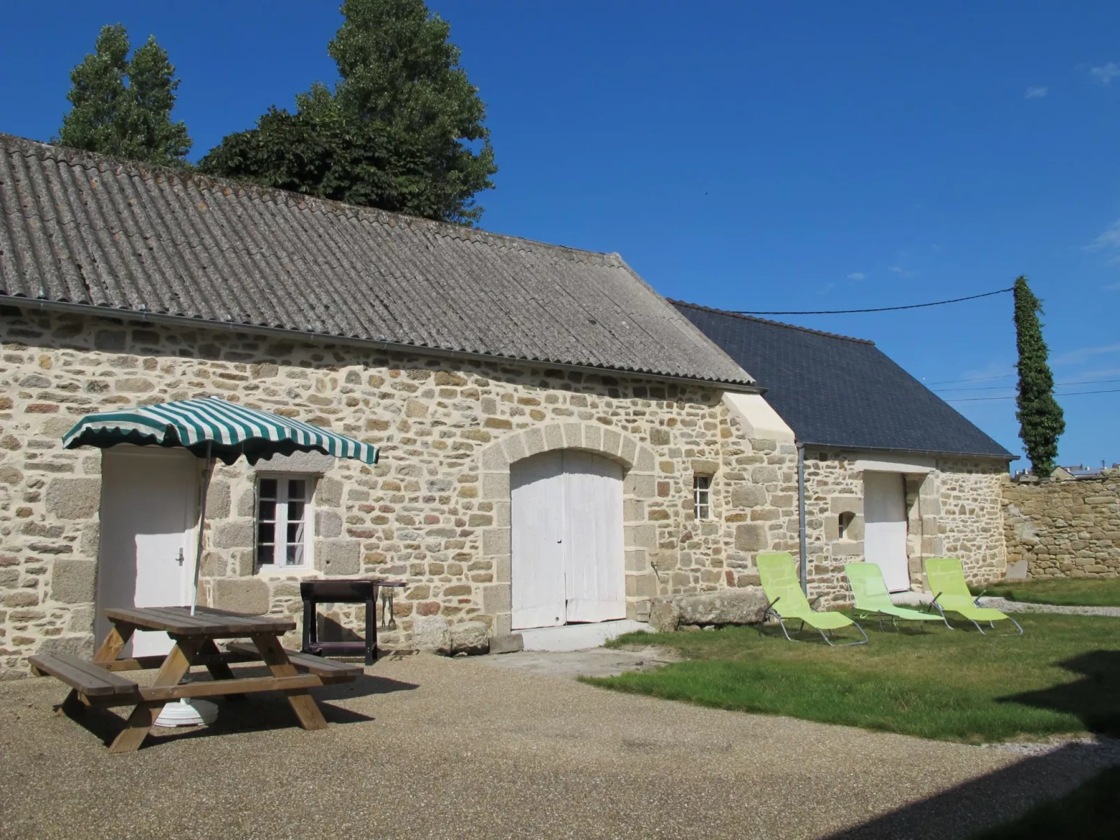 Le Manoir-Buiten