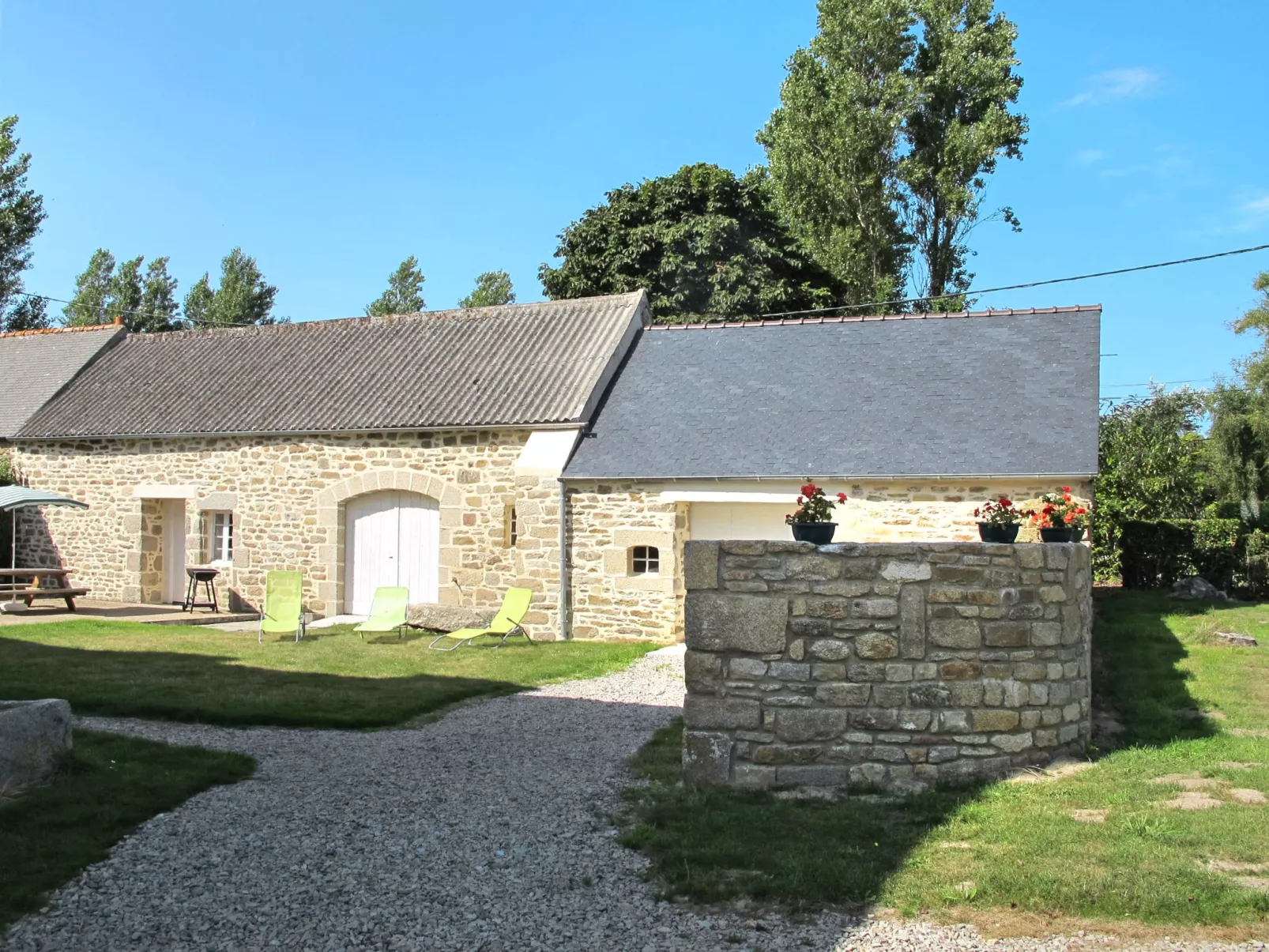 Le Manoir-Buiten