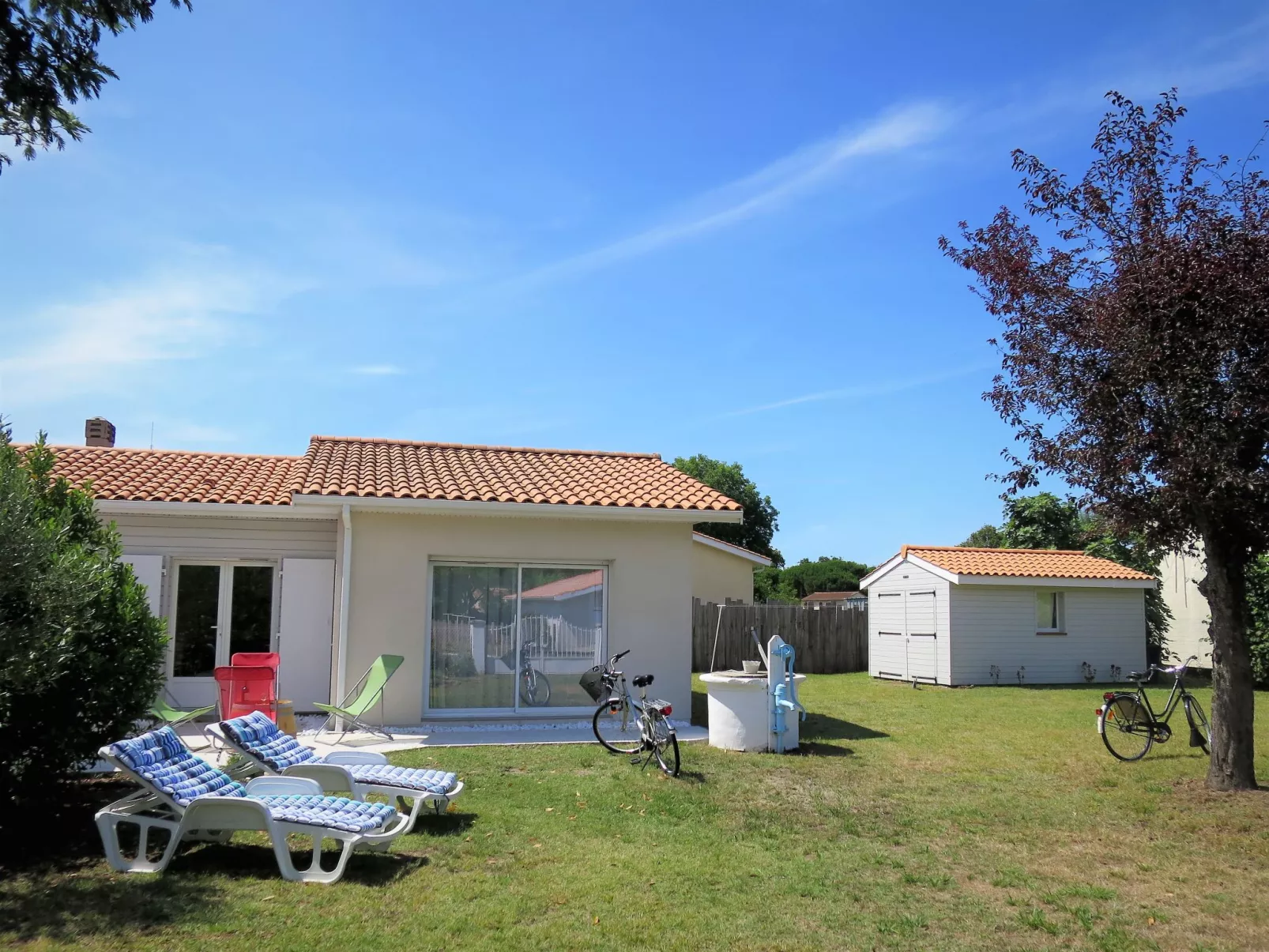 Mon Poussin-Buiten