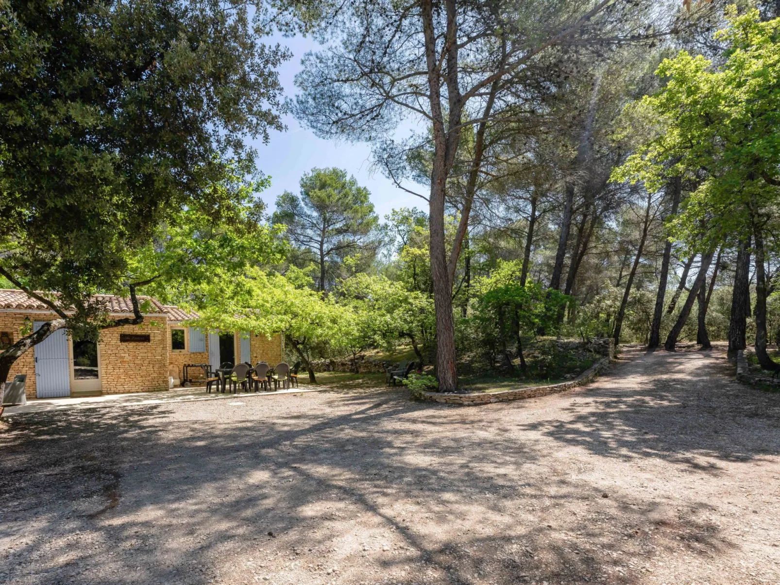 La Pinède-Buiten