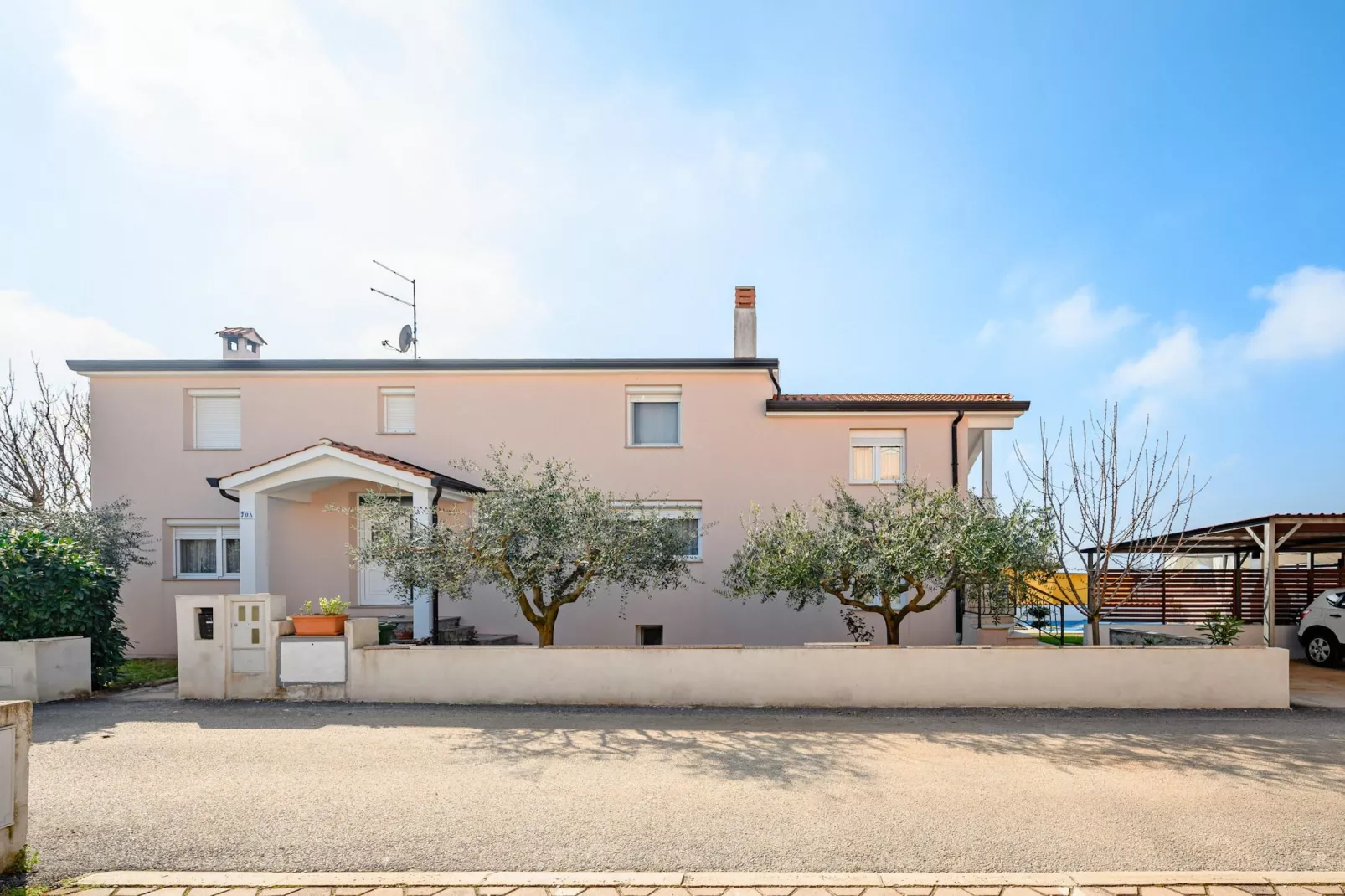 Charming  Apartment Rose  I-Buitenkant zomer