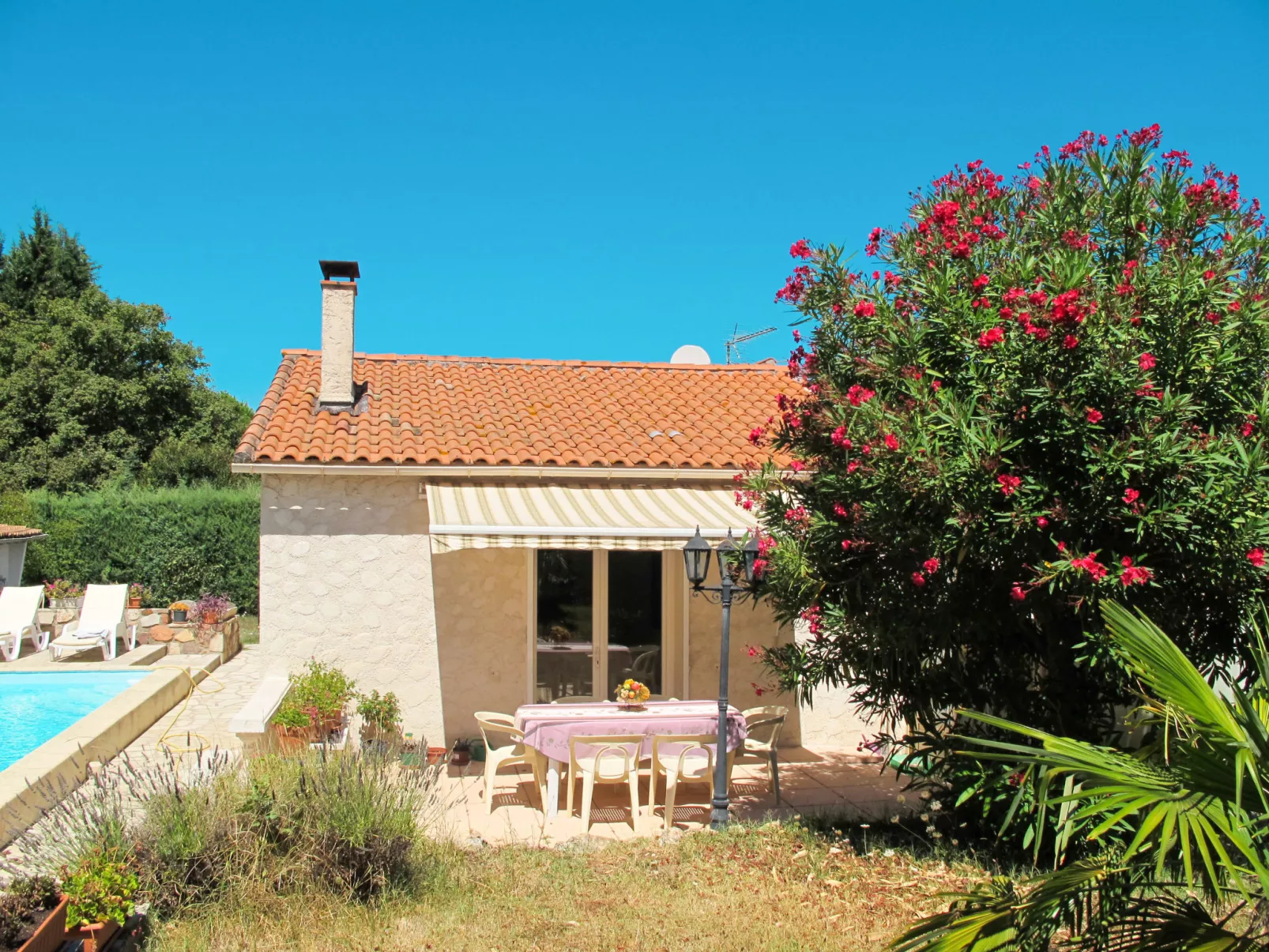 Maison Bleue-Buiten