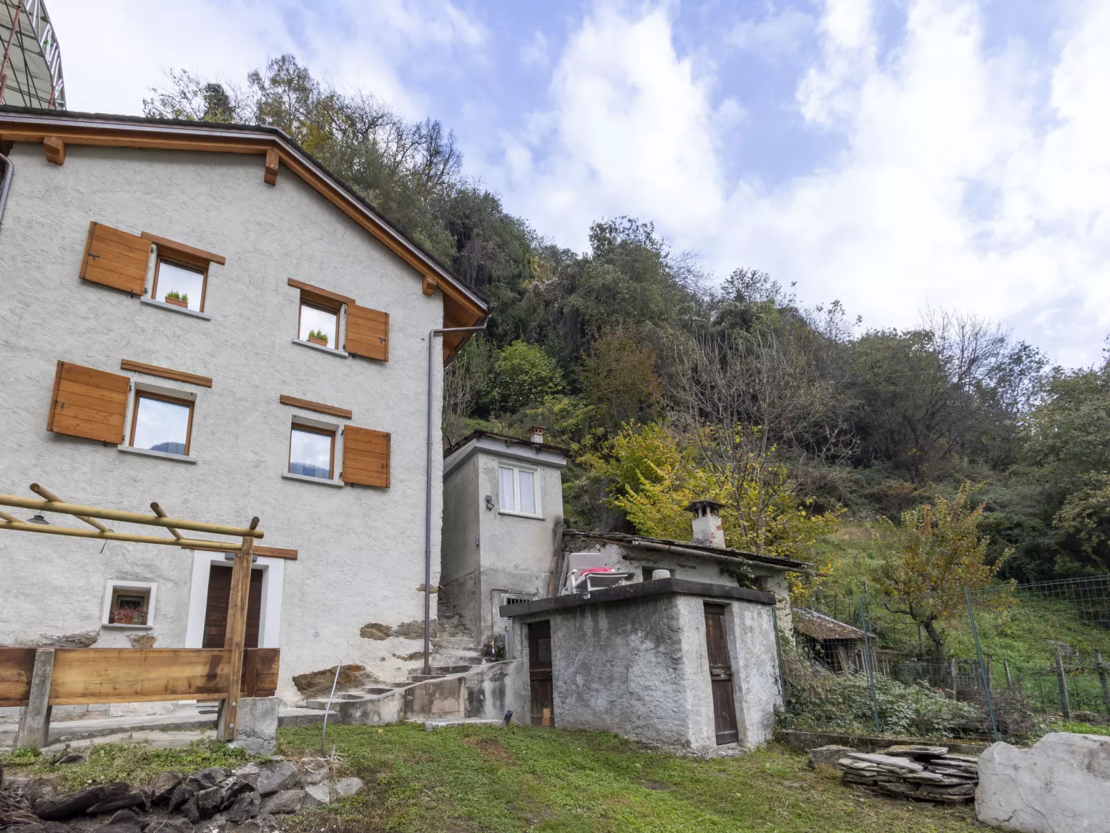 Borgonuovo Waterfall's House-Buiten