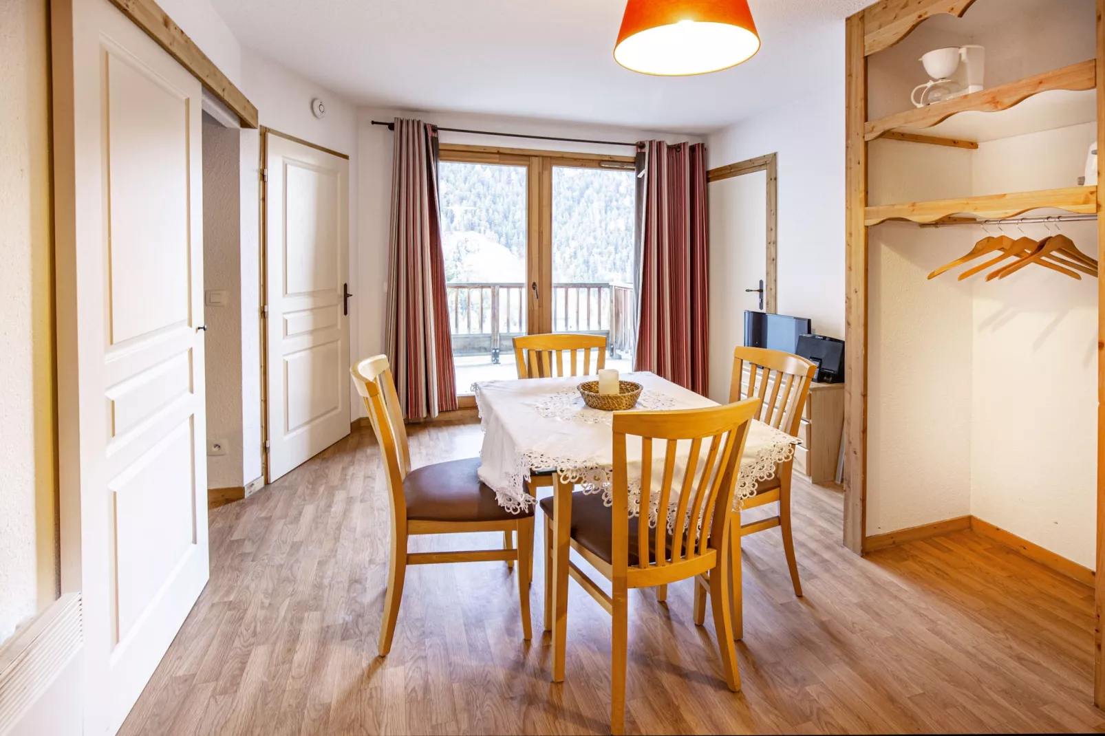 Hameau 8 202 - SPA & PISCINE appartement 4 pers-Woonkamer