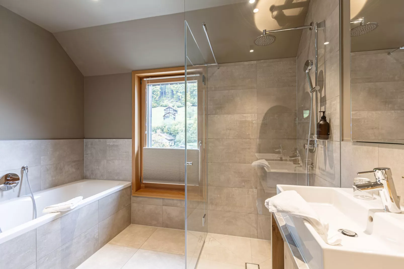 Montafon Suites Schruns 03-Badkamer