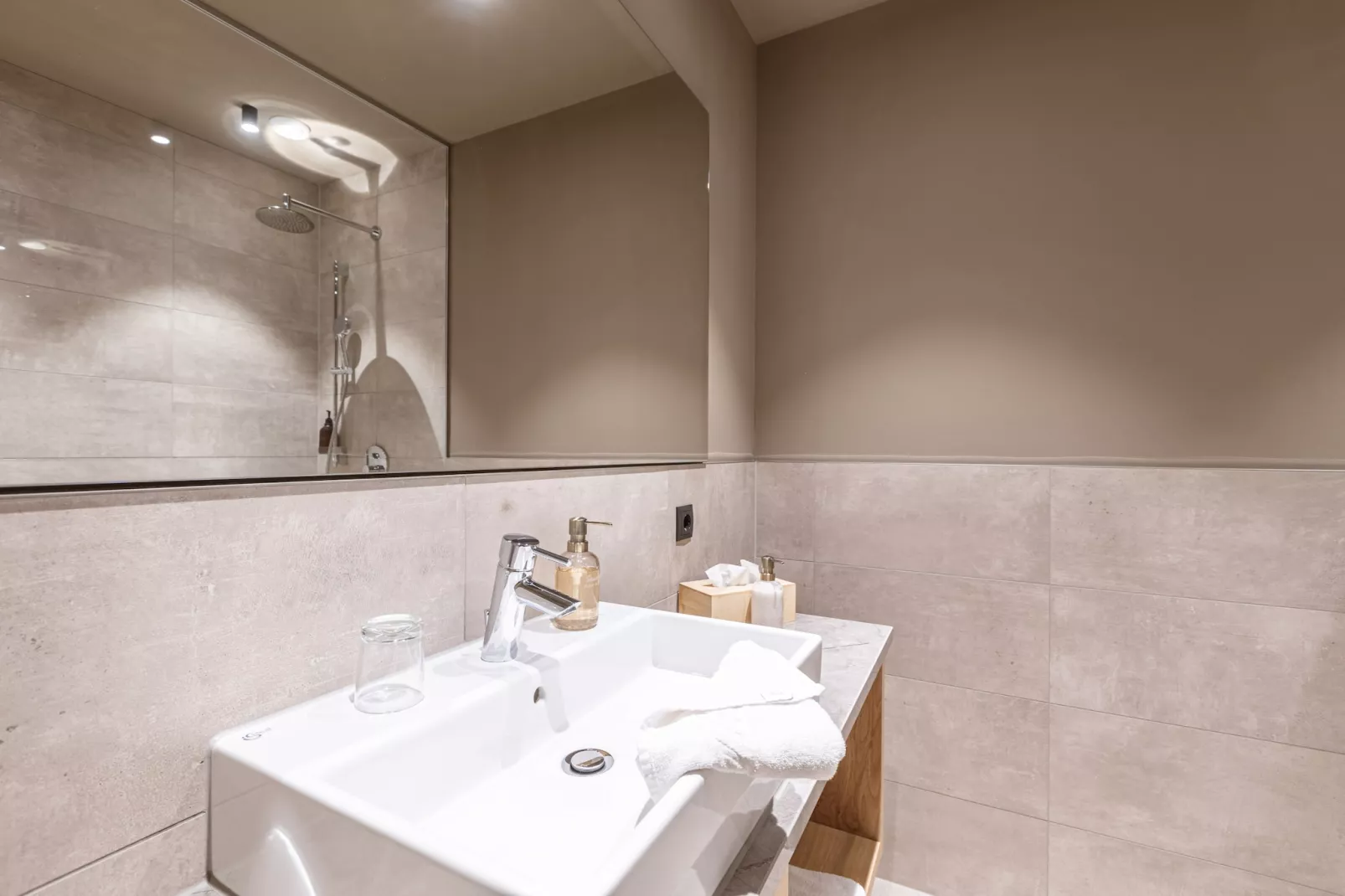 Montafon Suites Schruns 03-Badkamer
