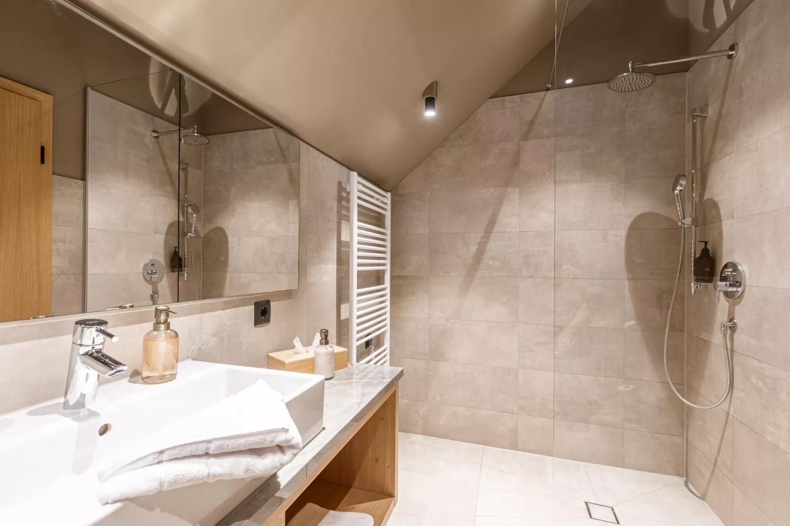 Montafon Suites Schruns 05-Badkamer
