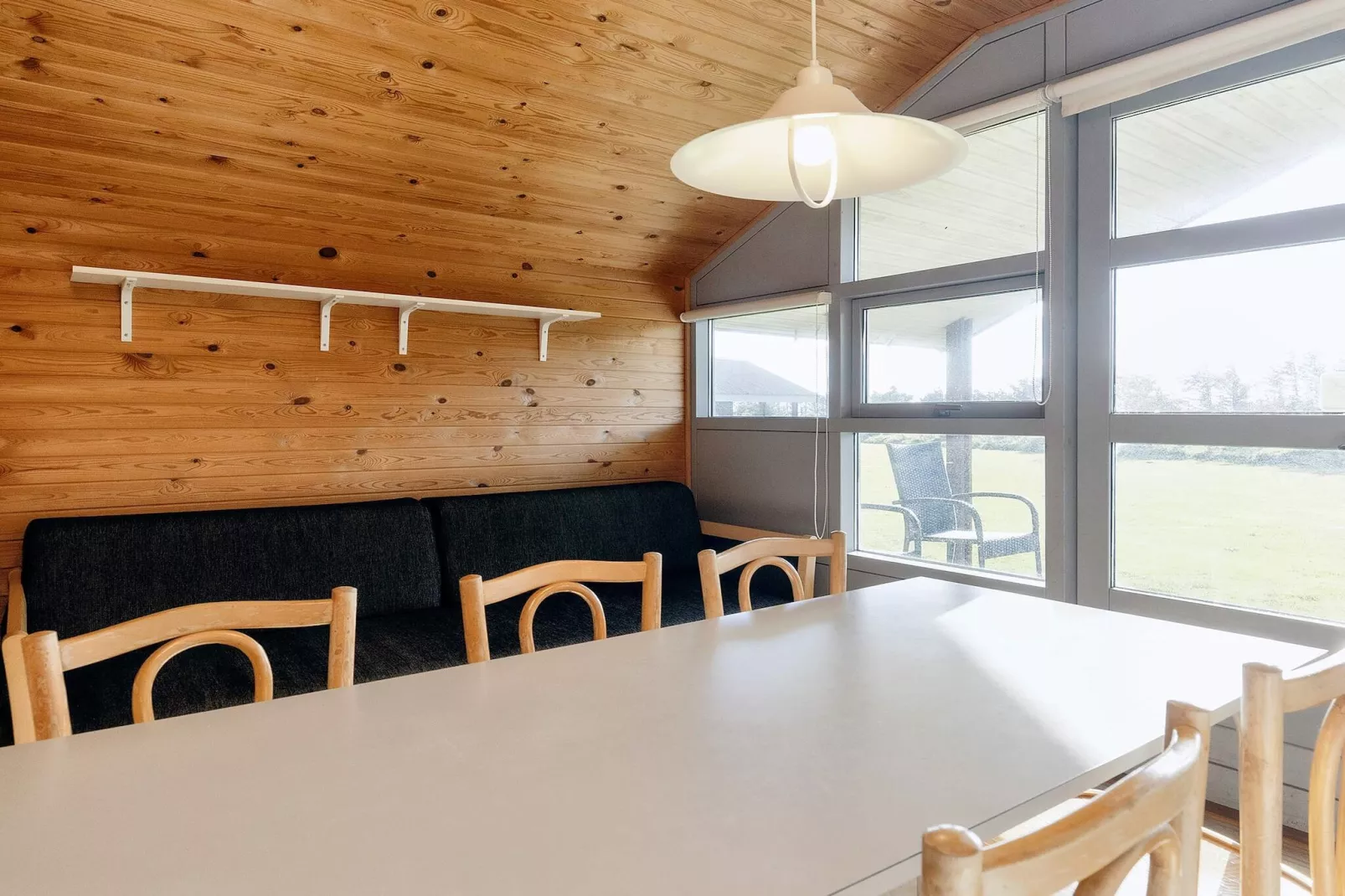 Zonnige hut in campingresort-Binnen