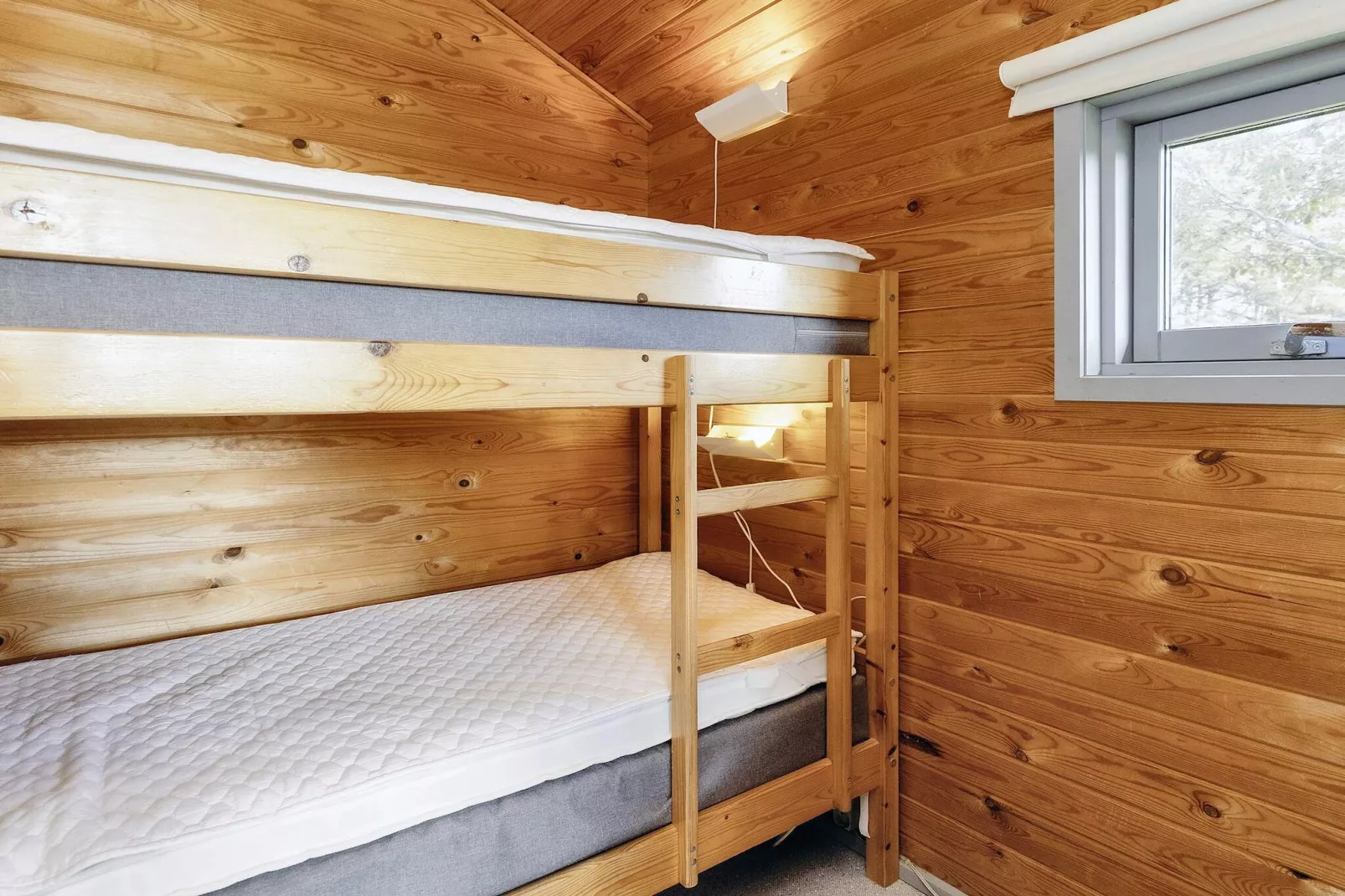 Zonnige hut in campingresort-Binnen