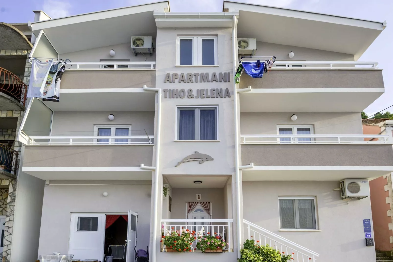 Apartments Tiho & Jelena- One Bedroom Apartment with Balcony and Sea View (Maestral)-Buitenkant zomer