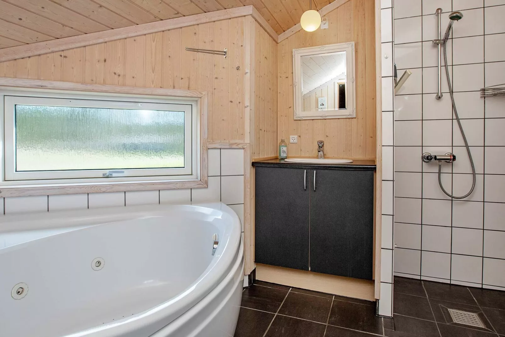Mooi gelegen vakantiehuis in Rødby met sauna en jacuzzi-Binnen