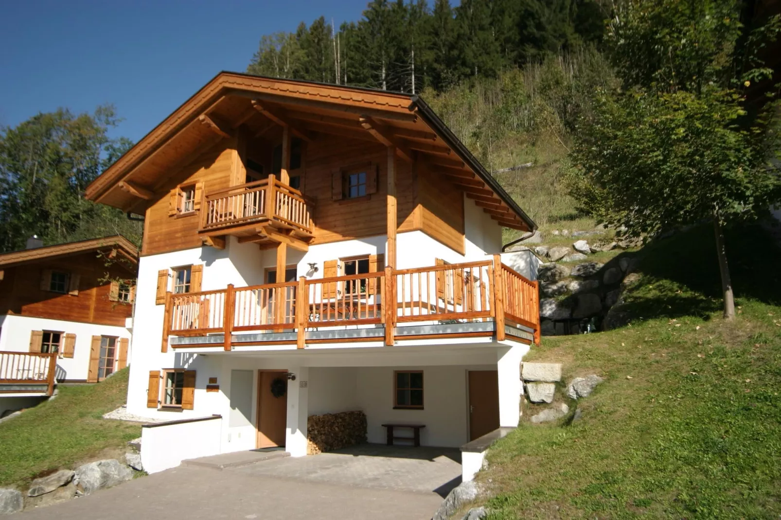 Chalets im Wald-Buitenkant zomer