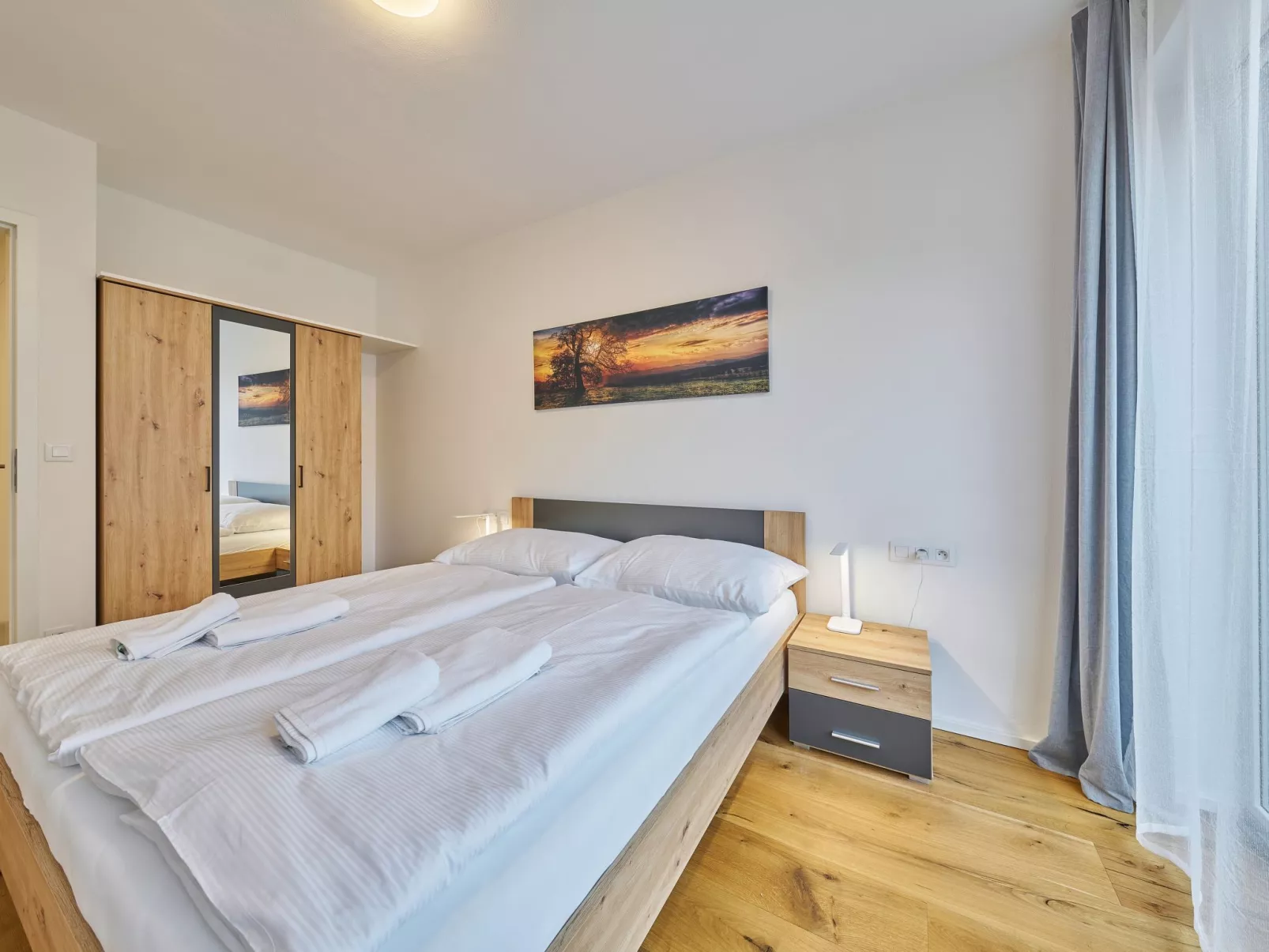 Trendy Mountain Terrace Retreat-Binnen