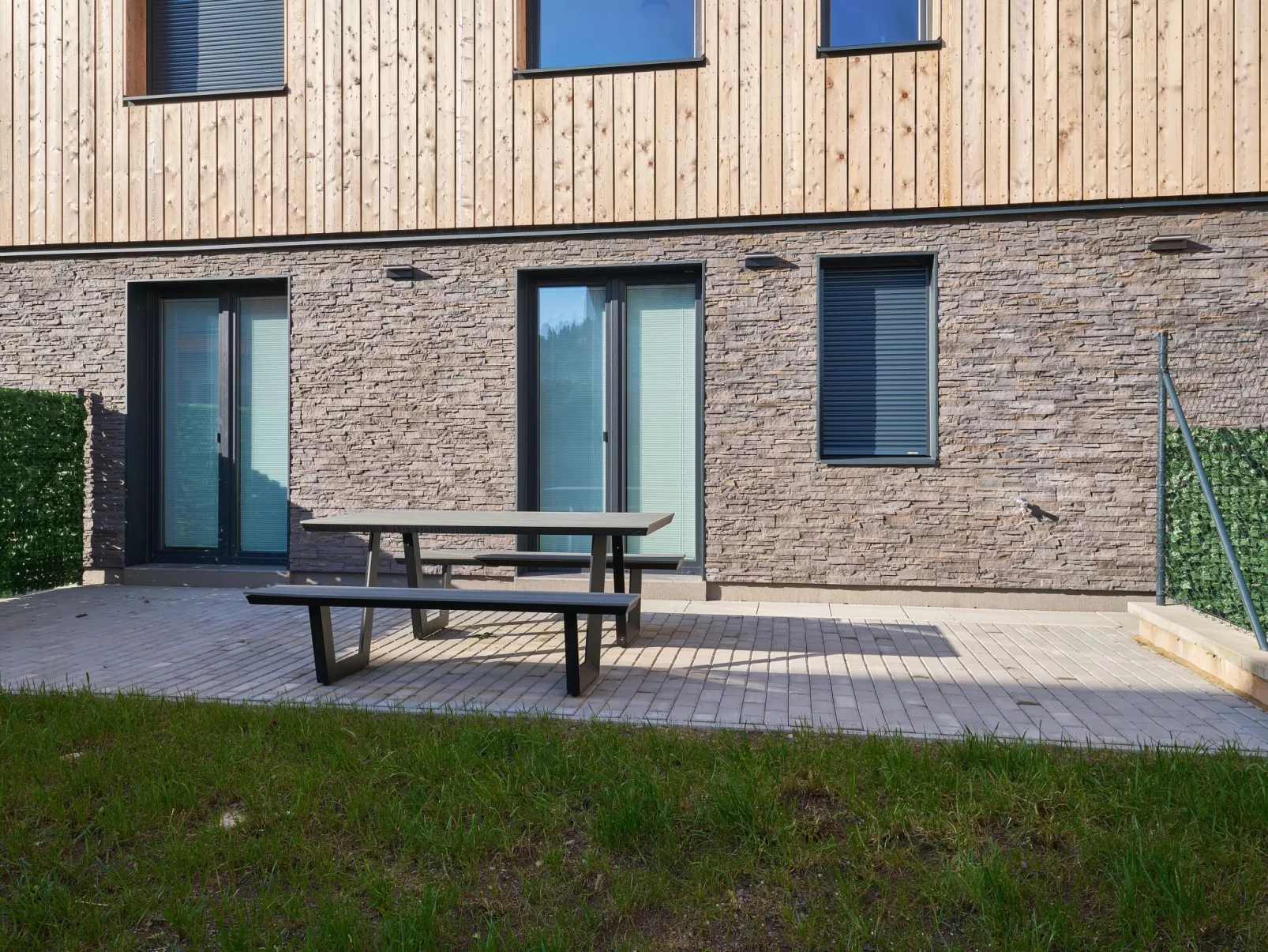Trendy Mountain Terrace Retreat-Buiten