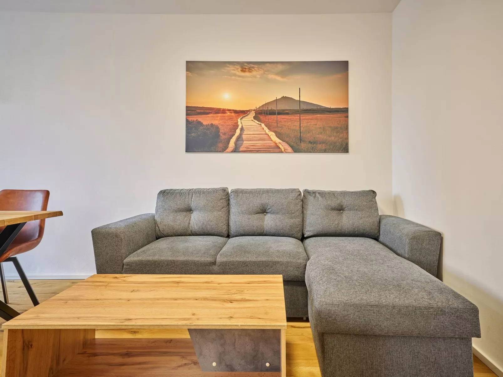 Trendy Mountain Terrace Retreat-Binnen