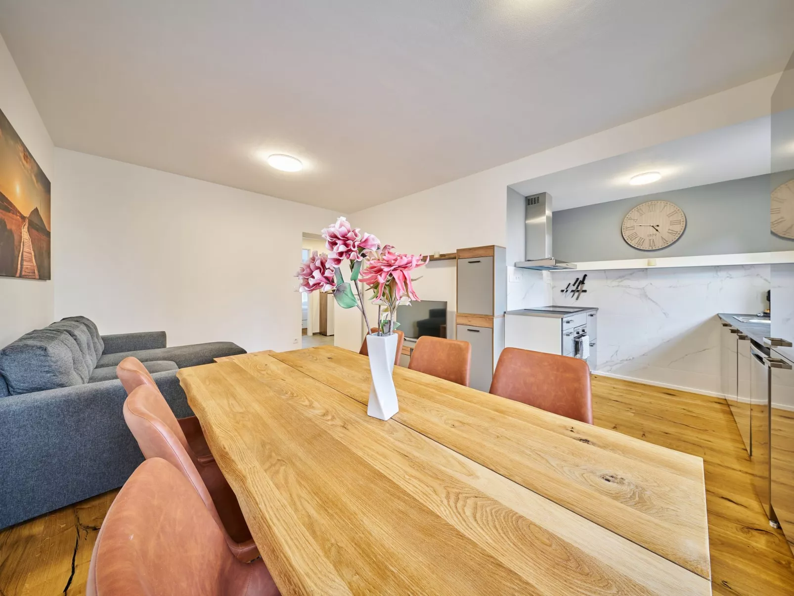 Trendy Mountain Terrace Retreat-Binnen
