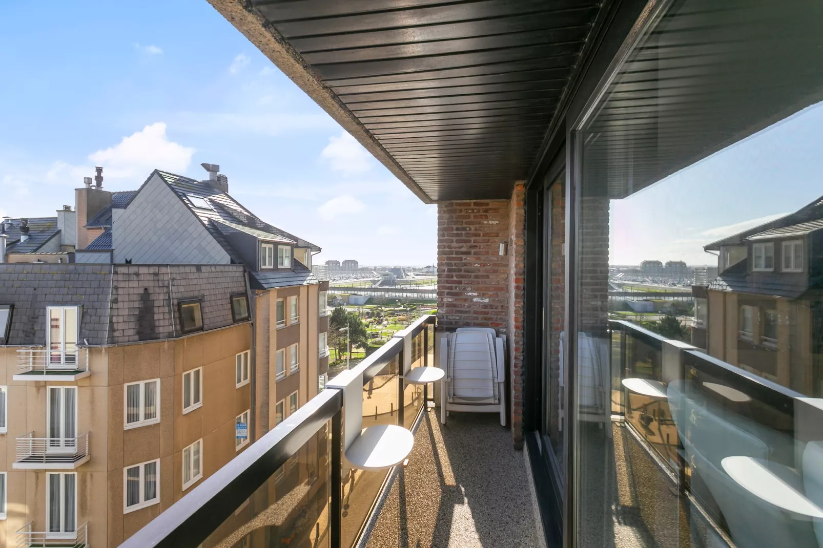 Appartement met 4 kamers en terras-Terrasbalkon