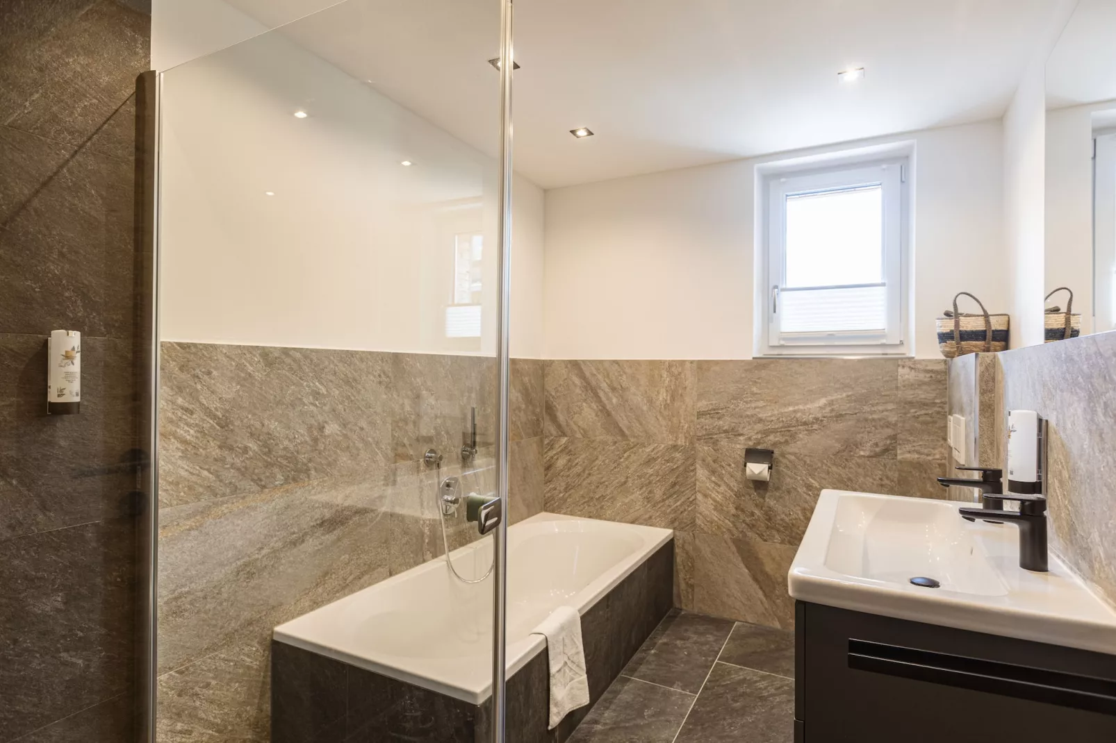Zugspitz Suites Lermoos 9-Badkamer