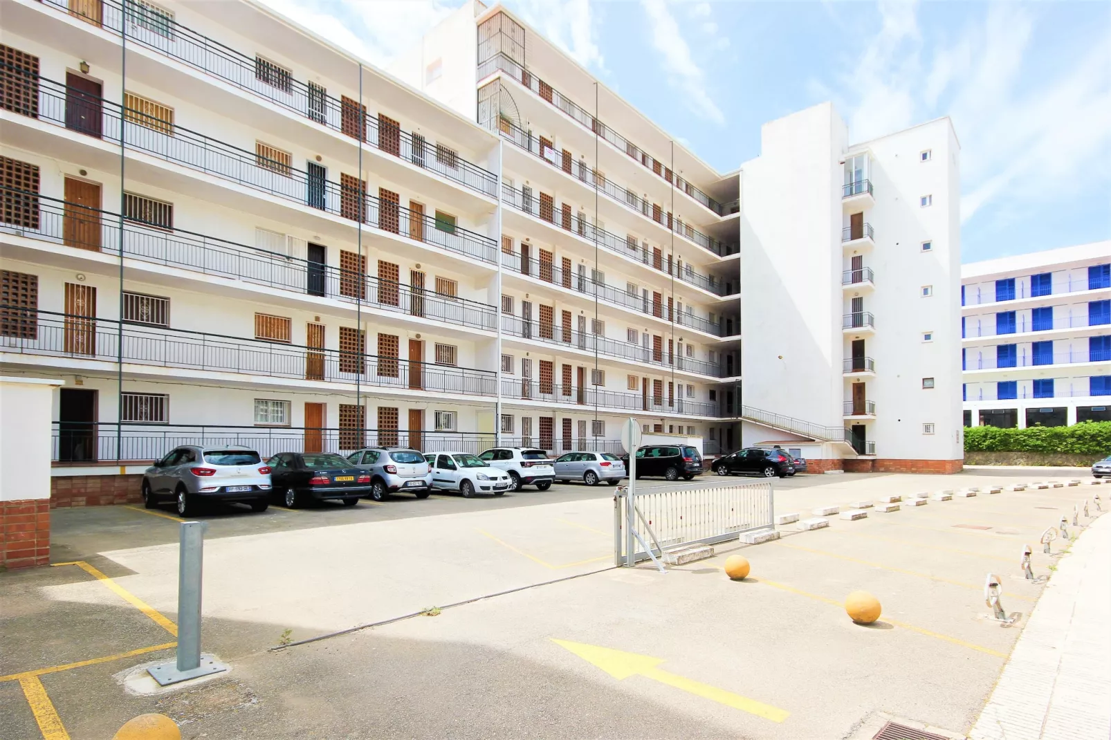 RESIDENCE DE LA PLAGE BJS 3 Roses-Buitenkant zomer