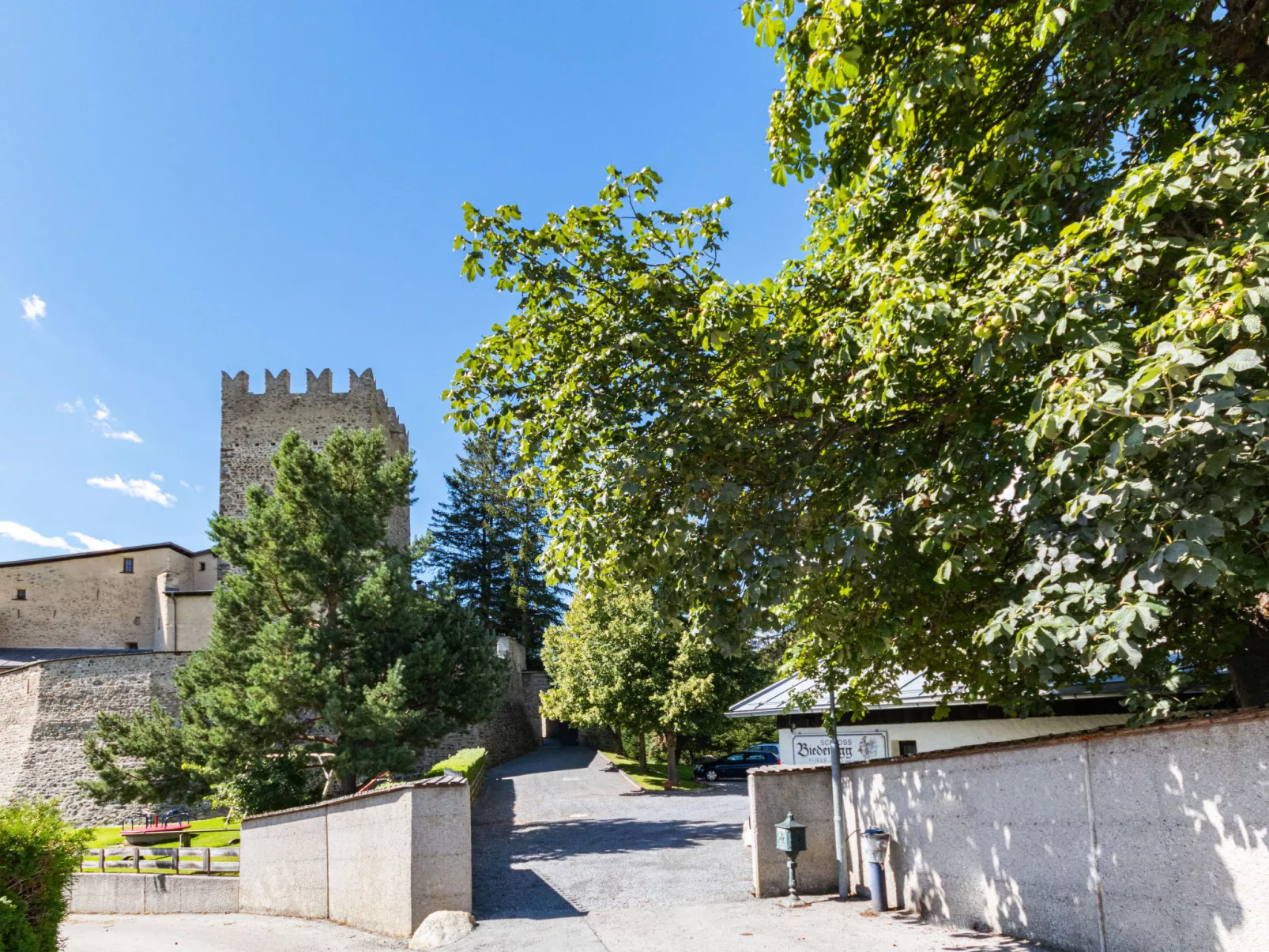 Burg Biedenegg mit Schlosscafé (FIE211)-Buiten