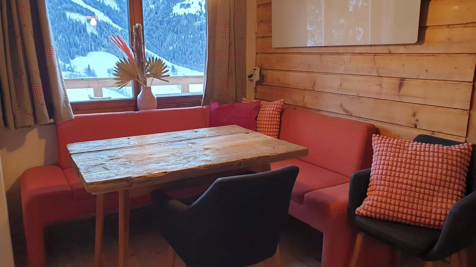 Sonnenhütte unten-Eetkamer