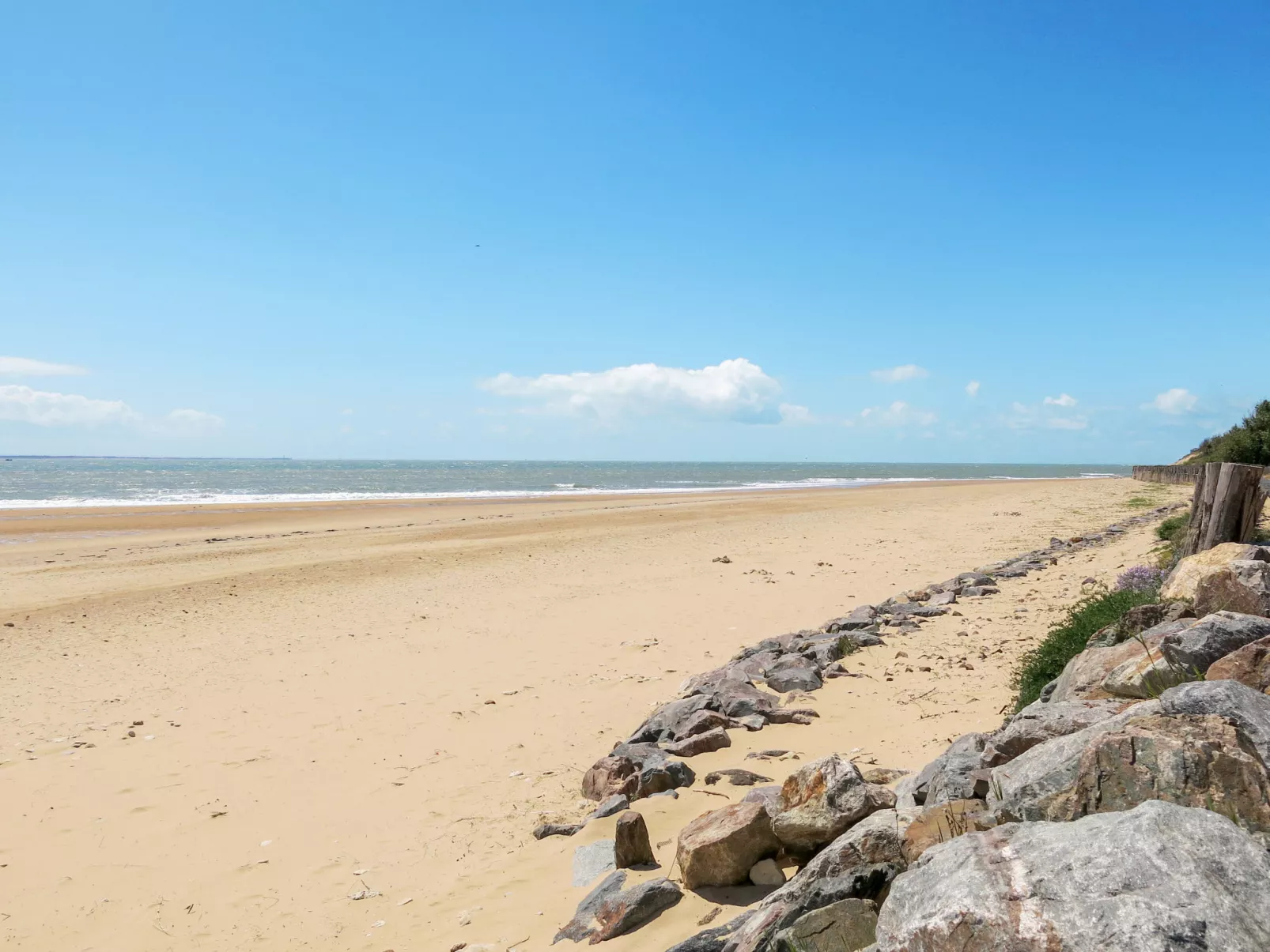 Les Brisans-Omgeving