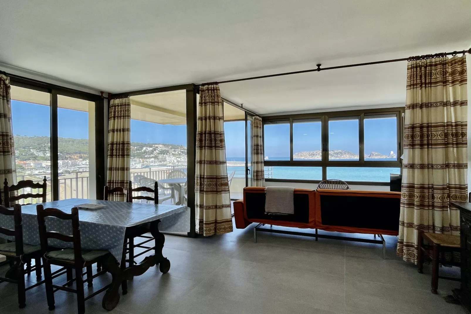 CAP CASTELL 8-A-Eetkamer