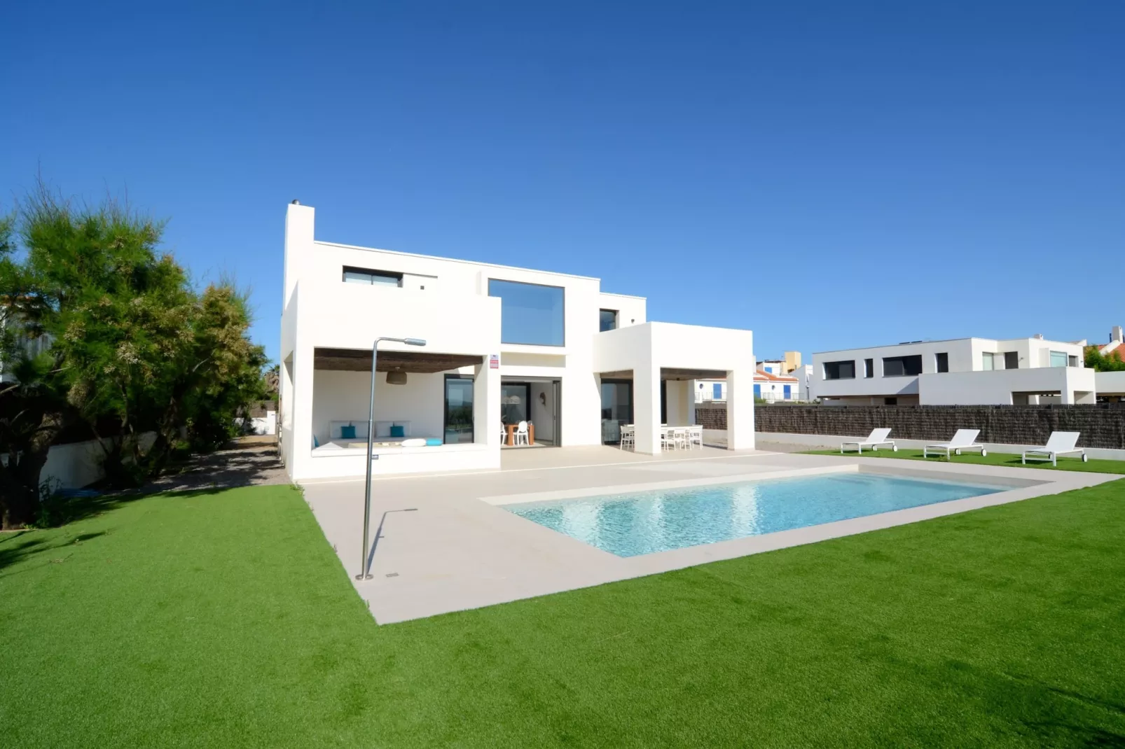 VILLA PINELL-Buitenkant zomer