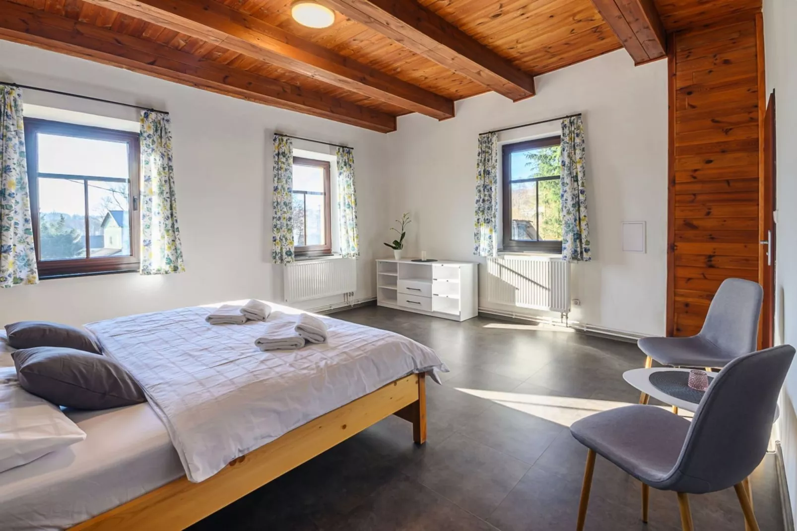 Luxe Villa in Bernartice, ook voor groepen KKH045-Slaapkamer