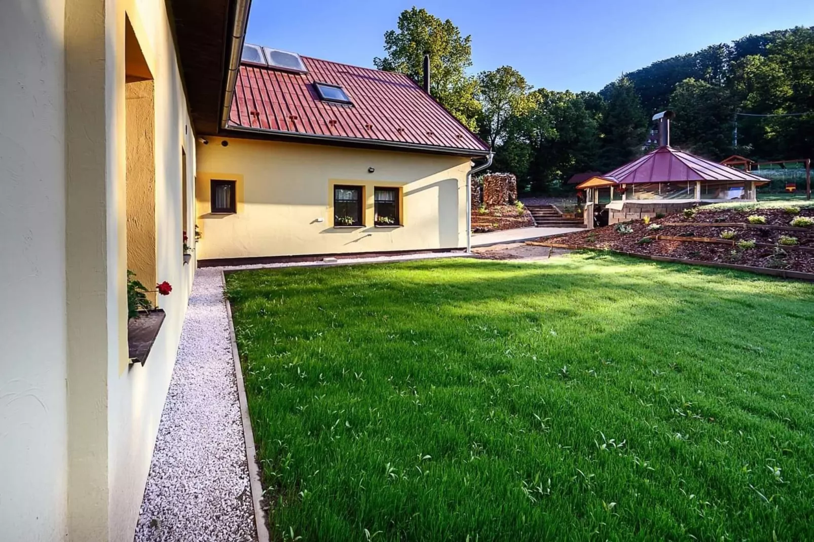Luxe Villa in Bernartice, ook voor groepen KKH045-Tuinen zomer