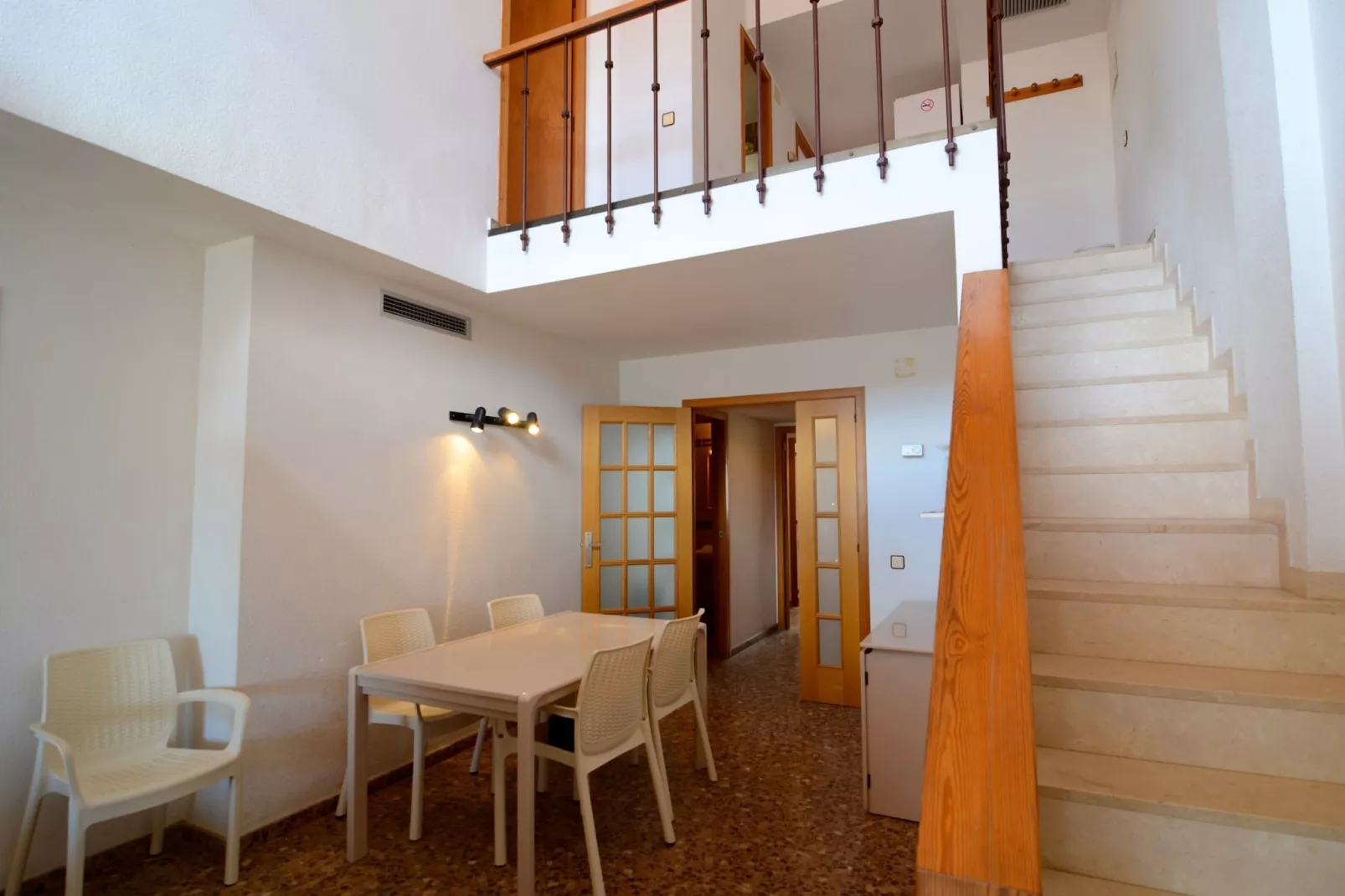 APARTAMENT ALBATROS 2 3-1-Eetkamer