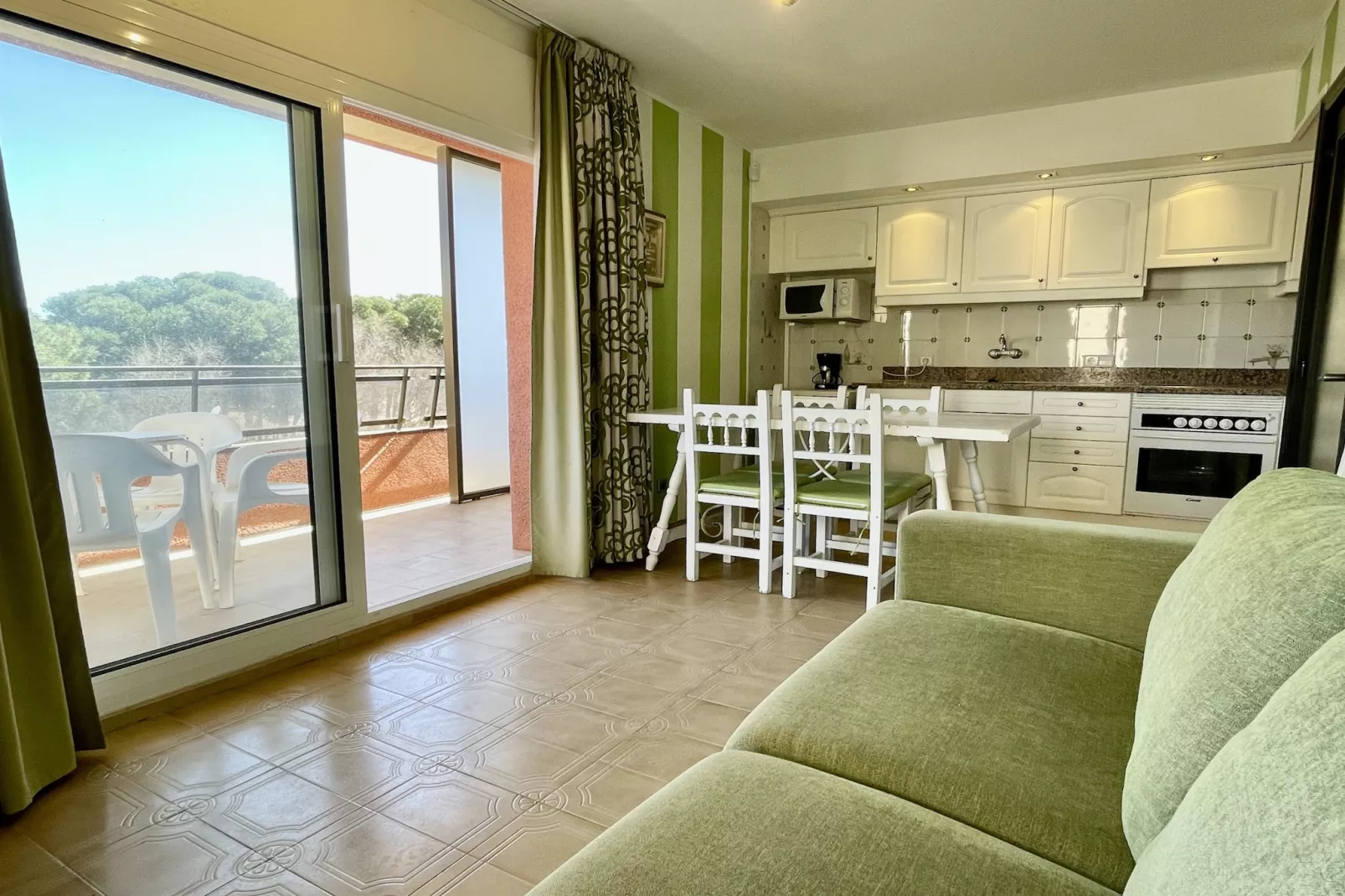 SALLES BEACH 33-Eetkamer