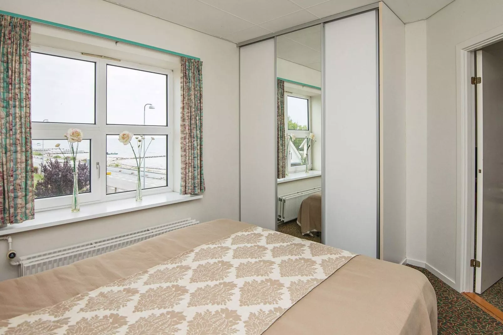 2 towerroom w/seaview-Binnen