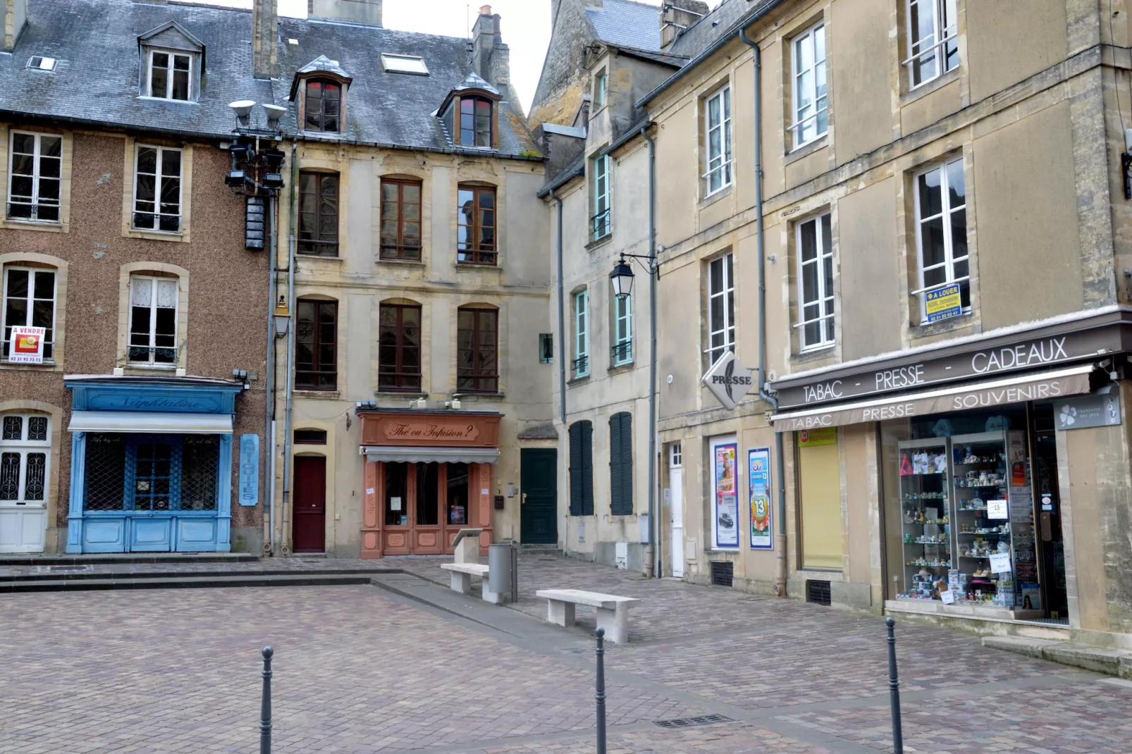Le Parvis de la Cathédrale I-Buitenkant zomer