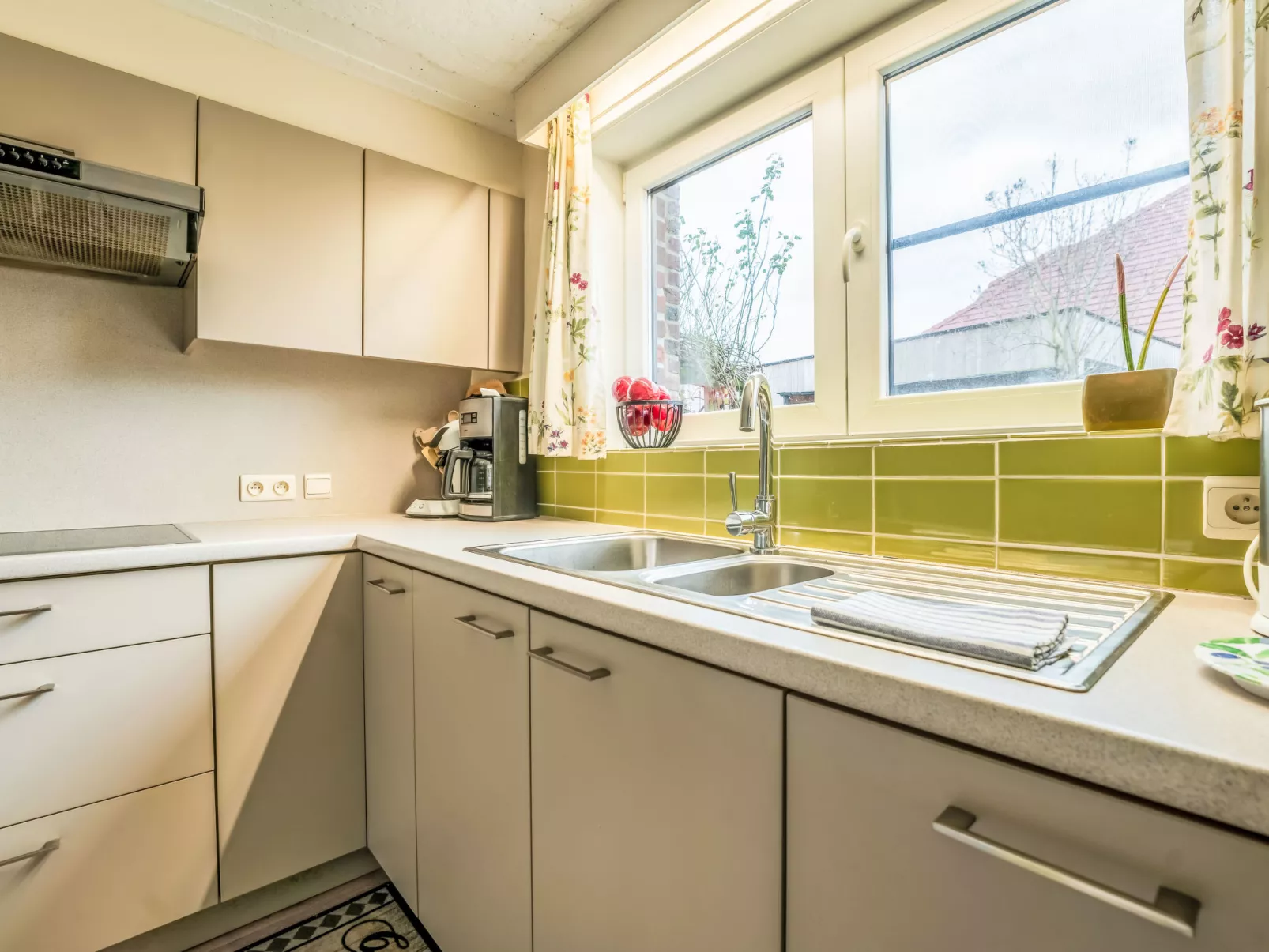 Zeelucht with private garden-Binnen