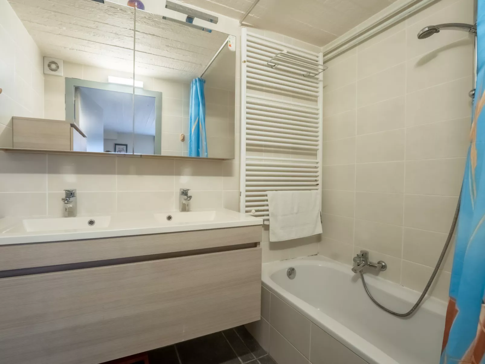 Zeelucht with private garden-Binnen