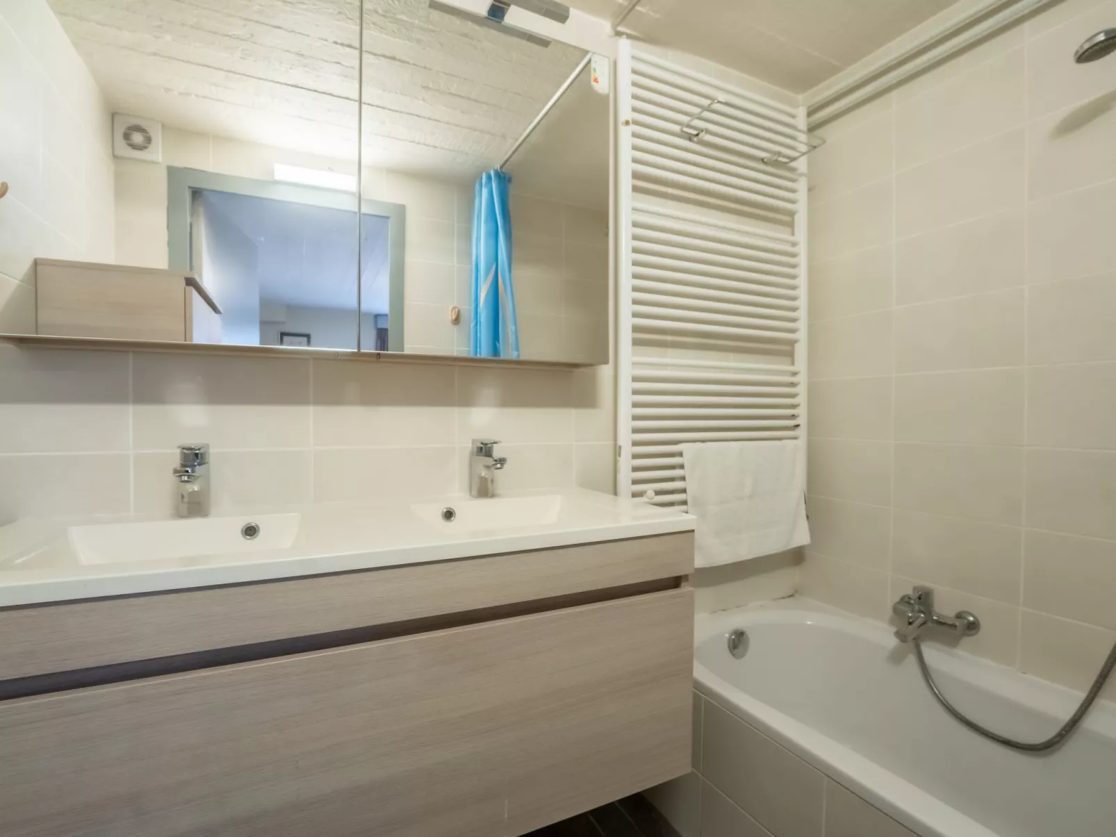 Zeelucht with private garden-Binnen