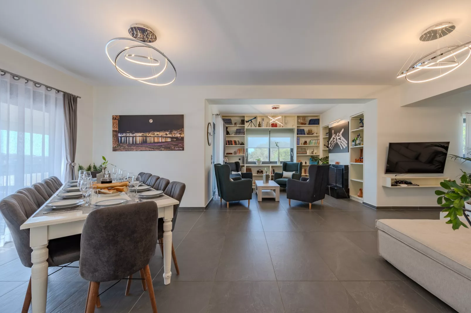 3A's Family Luxury Villa-Eetkamer