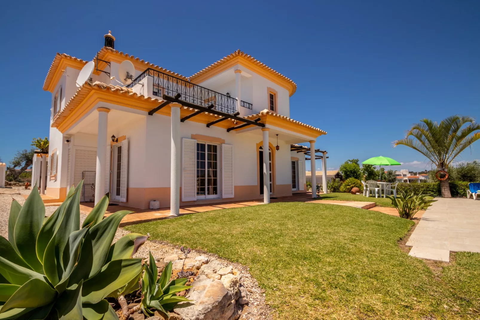 Villa Muriwai-Buitenkant zomer