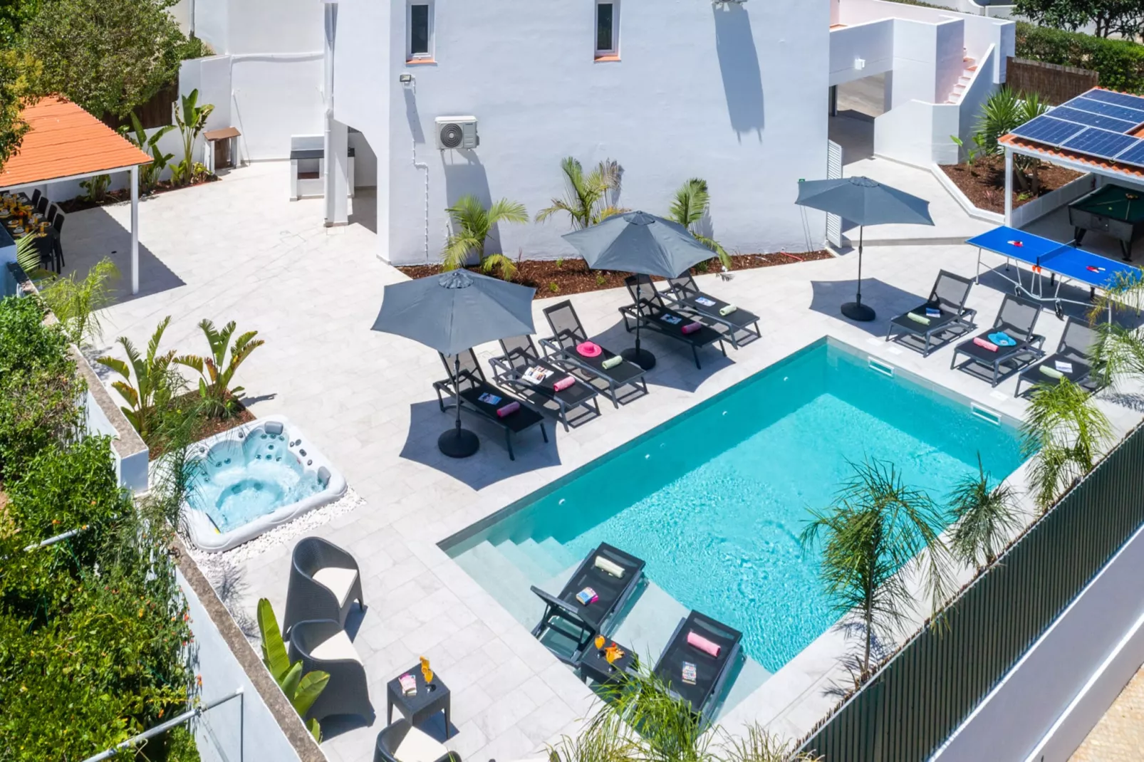 Villa Paradisius-Buitenkant zomer